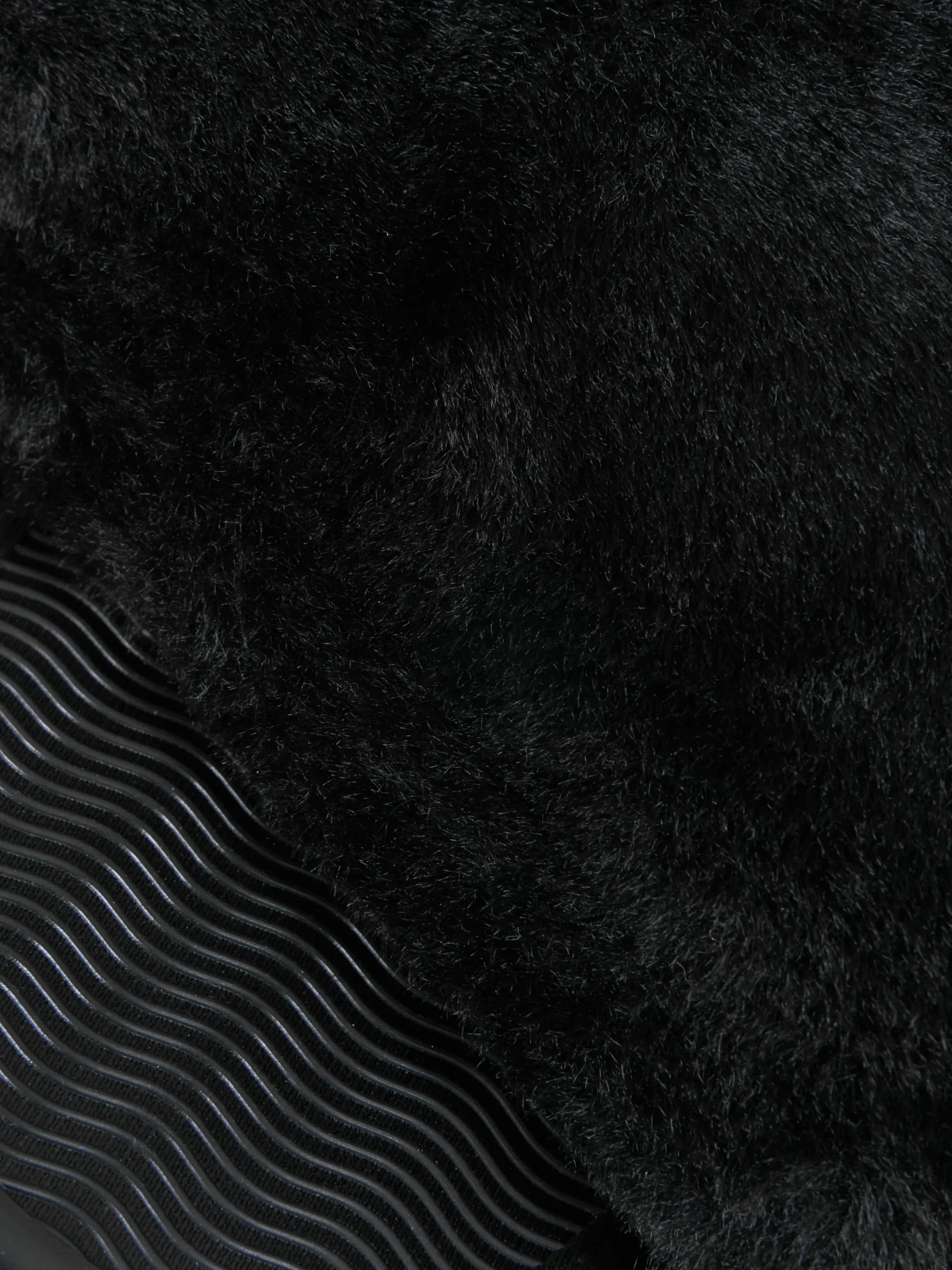 chaussons_en_fausse_fourr_4-3.webp Chaussons En Fausse Fourrure