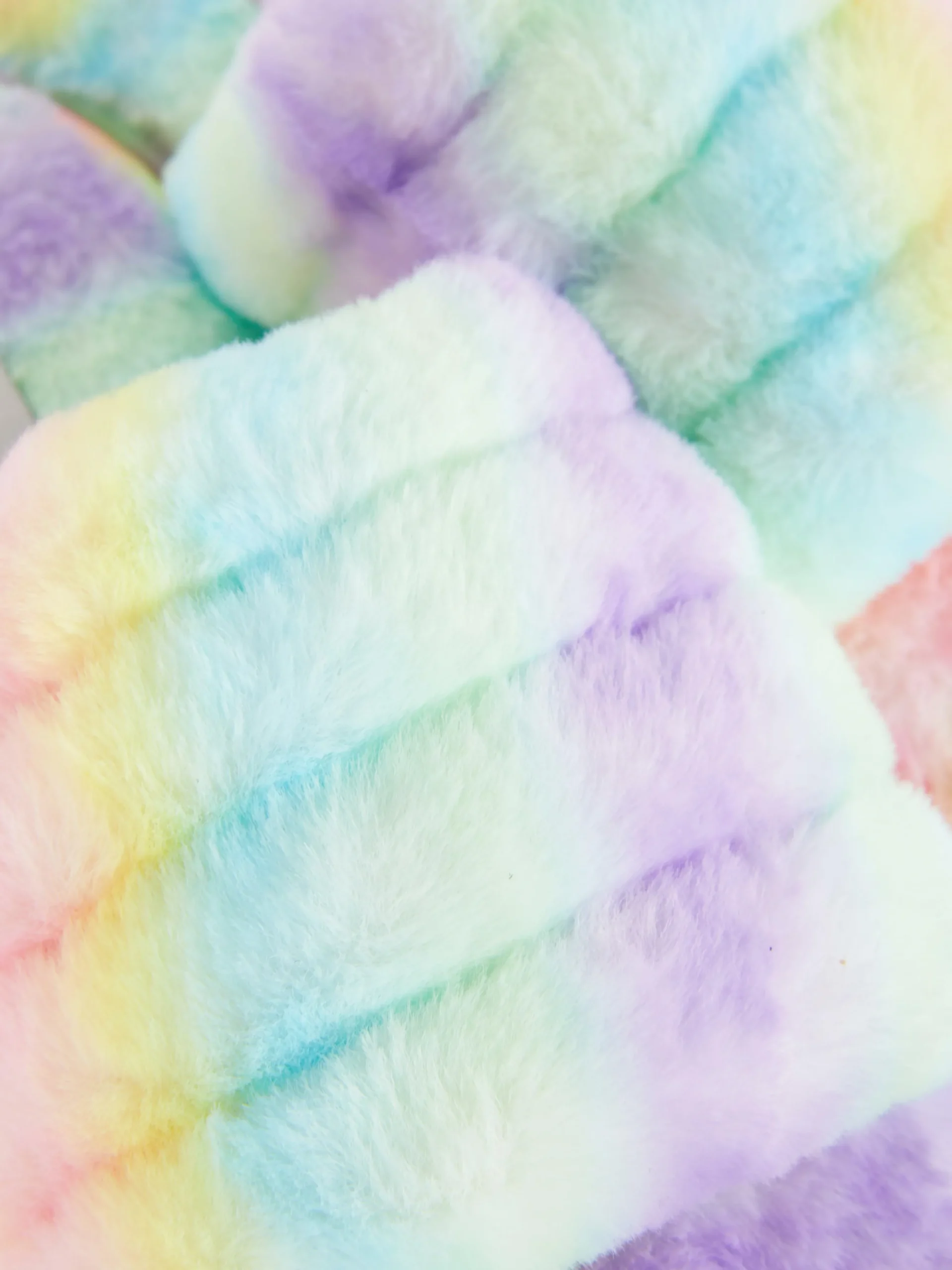 chaussons_en_fausse_fourr_4-5.webp Chaussons En Fausse Fourrure Effet Dégradé