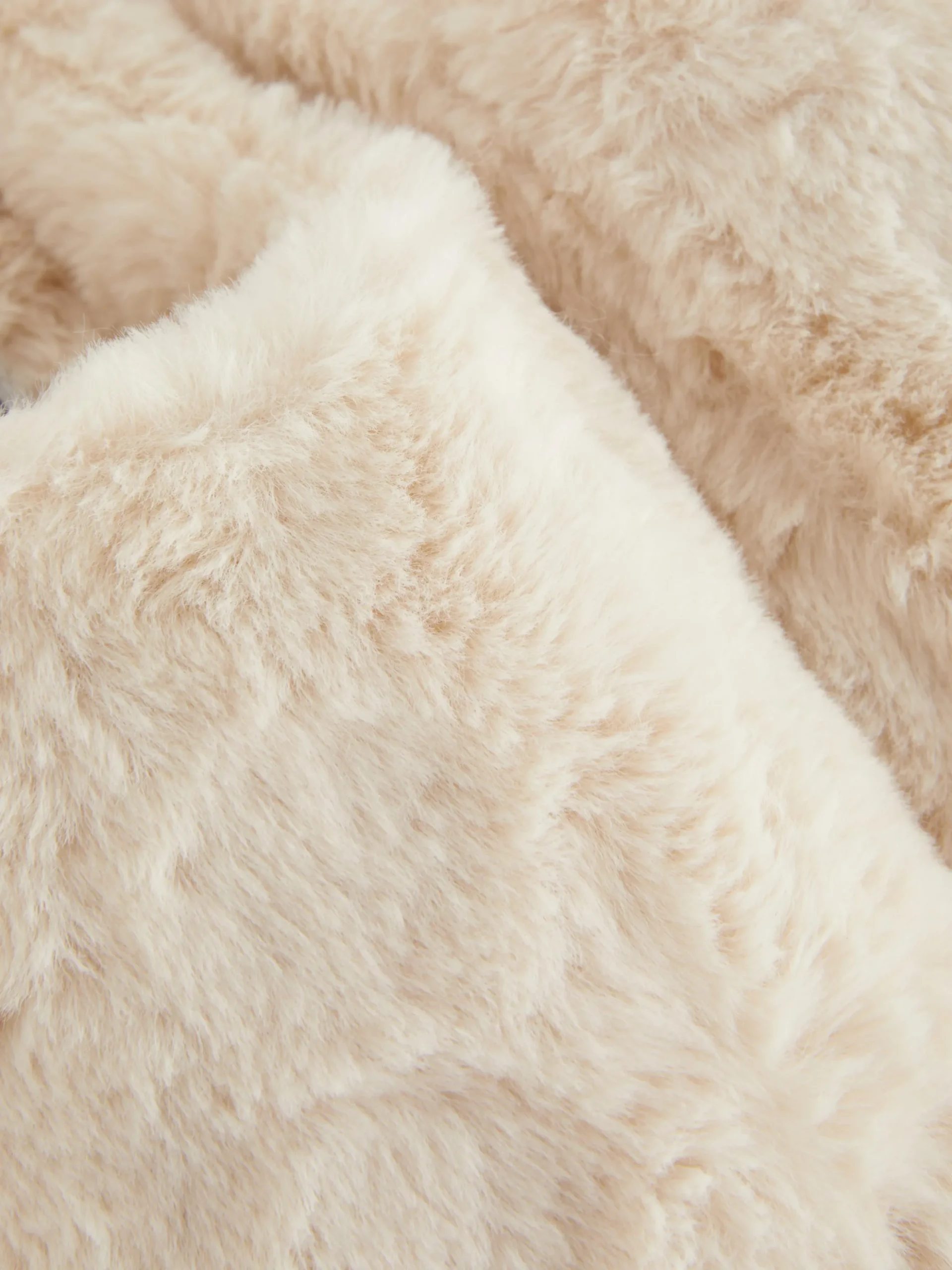 chaussons_en_fausse_fourr_4.webp Chaussons En Fausse Fourrure