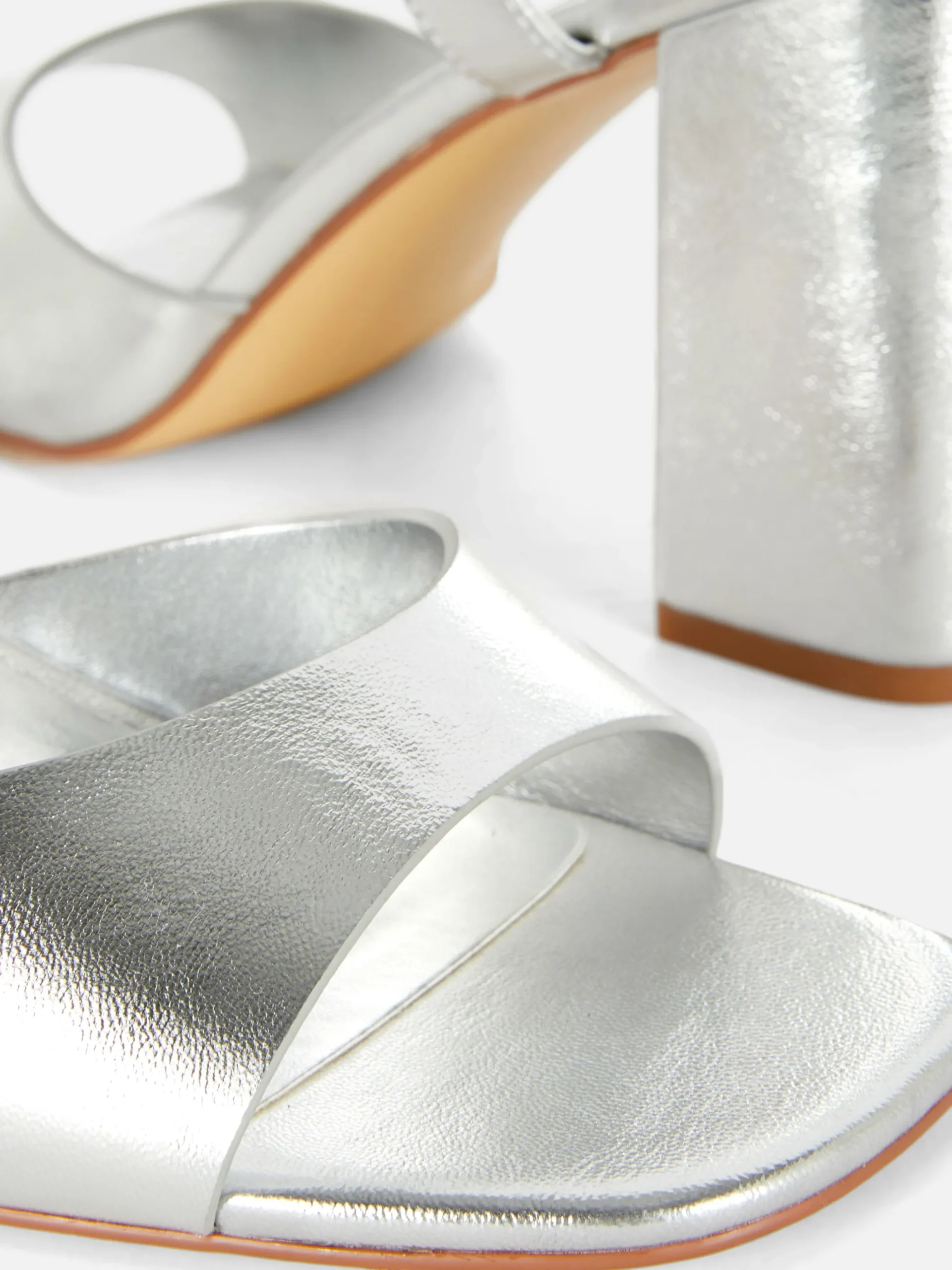 chaussures__talons_carrs__4-1.webp Chaussures à Talons Carrés Et Bride Incurvée Coupe Large