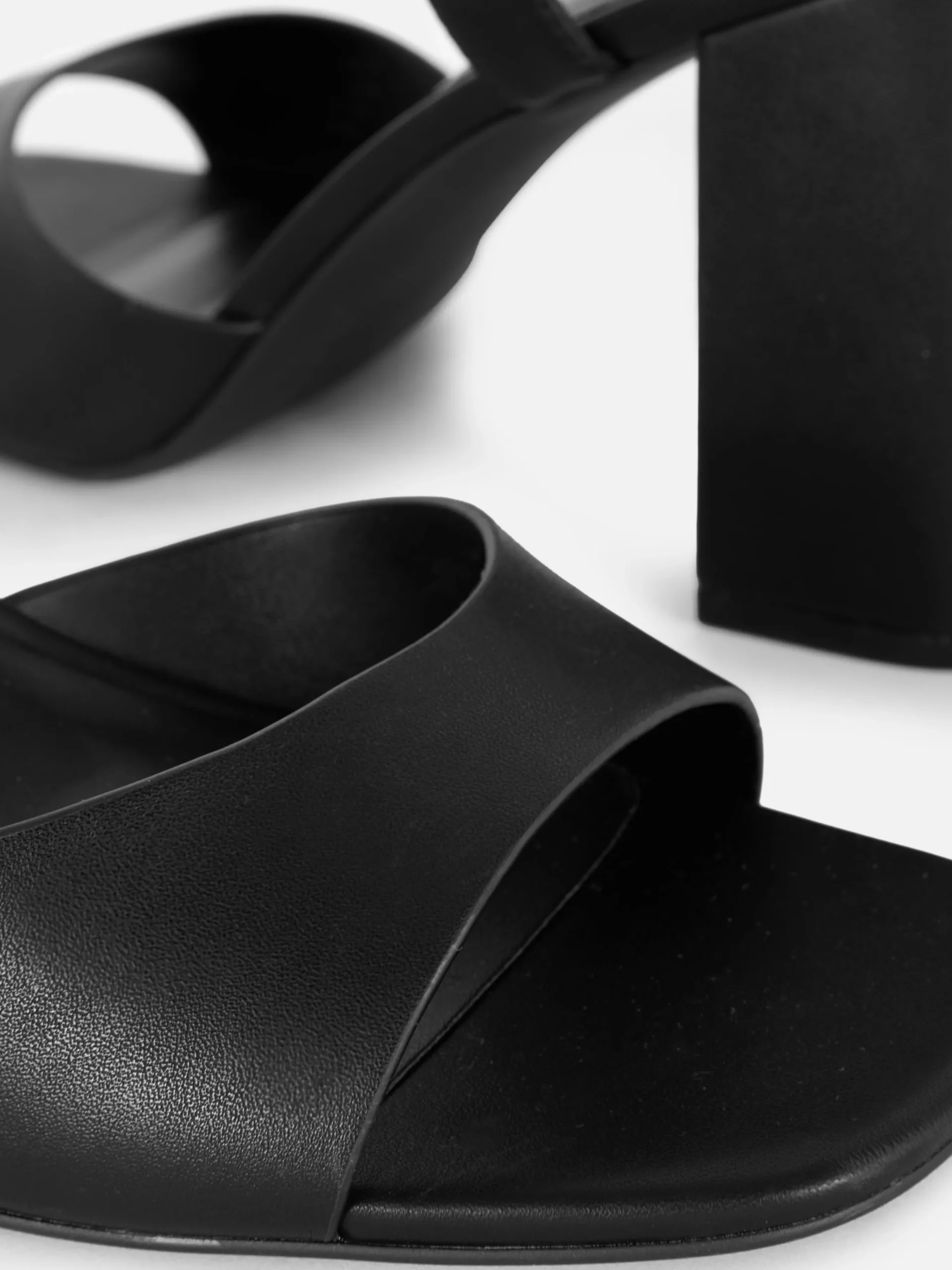 chaussures__talons_carrs__4.webp Chaussures à Talons Carrés Et Bride Incurvée Coupe Large