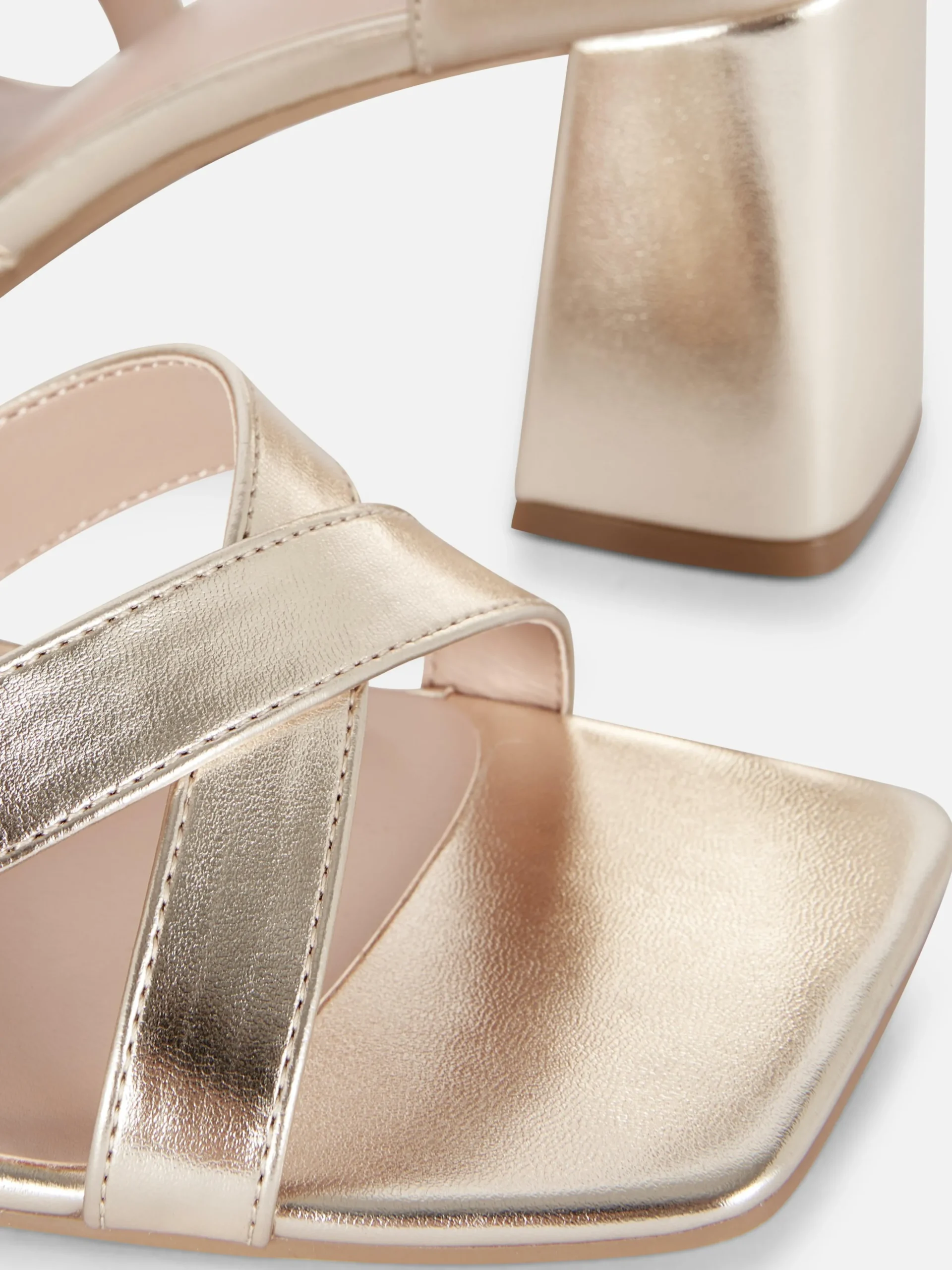 chaussures__talons_larges_4-1.webp Chaussures à Talons Larges Avec Brides Croisées