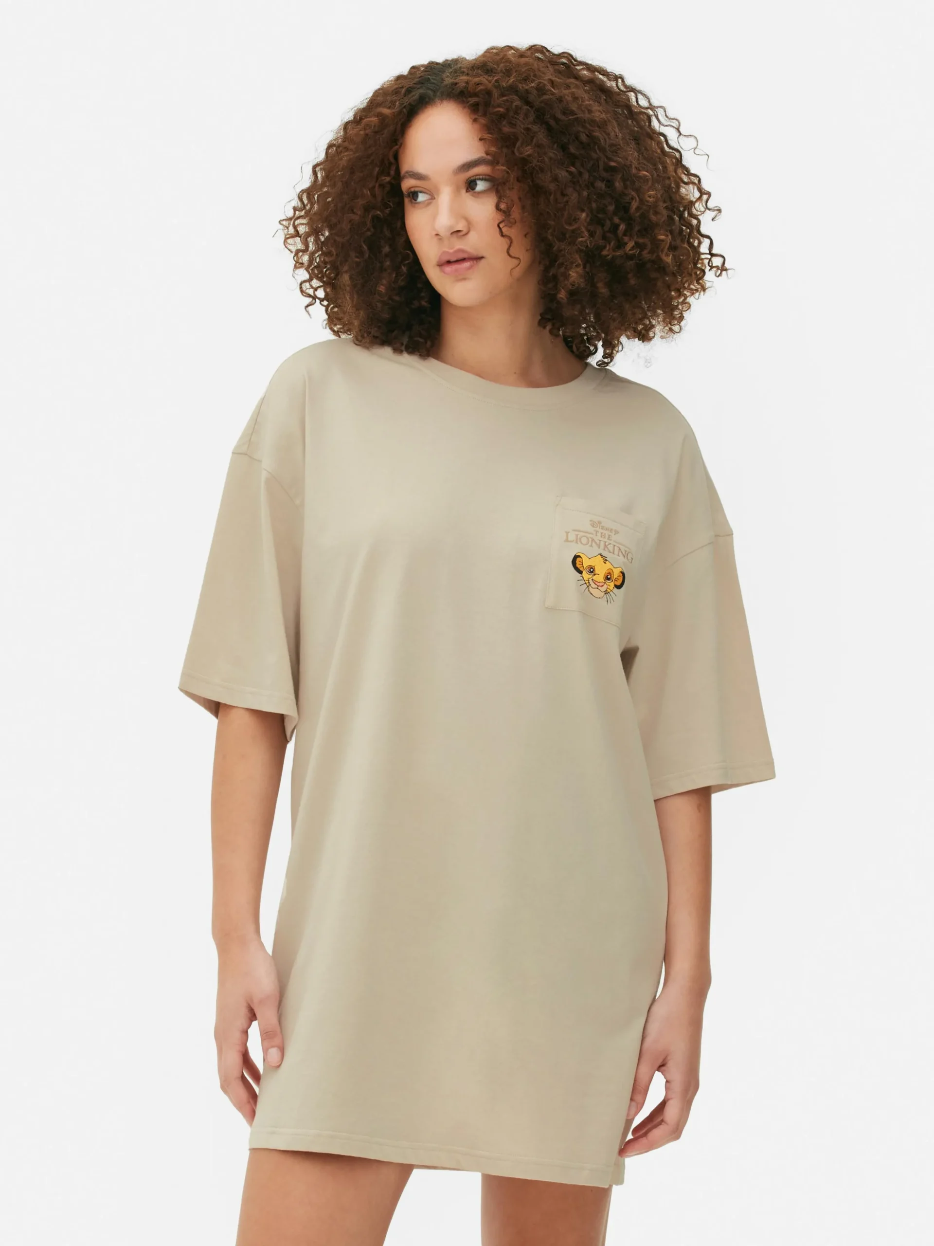 chemise_de_nuit__poche_di_1.webp Chemise De Nuit à Poche Disney Le Roi Lion
