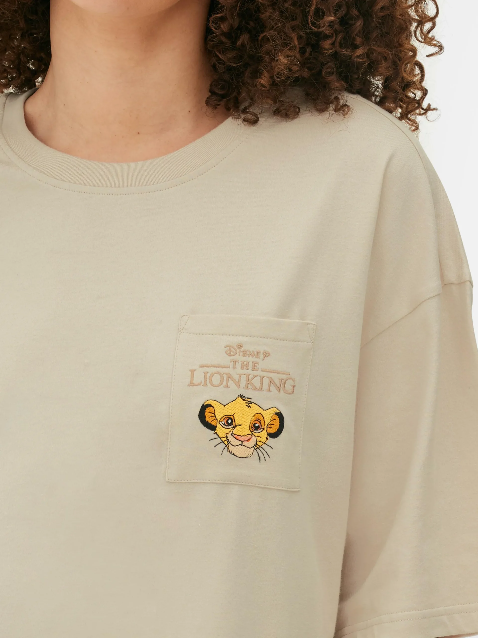 chemise_de_nuit__poche_di_2.webp Chemise De Nuit à Poche Disney Le Roi Lion