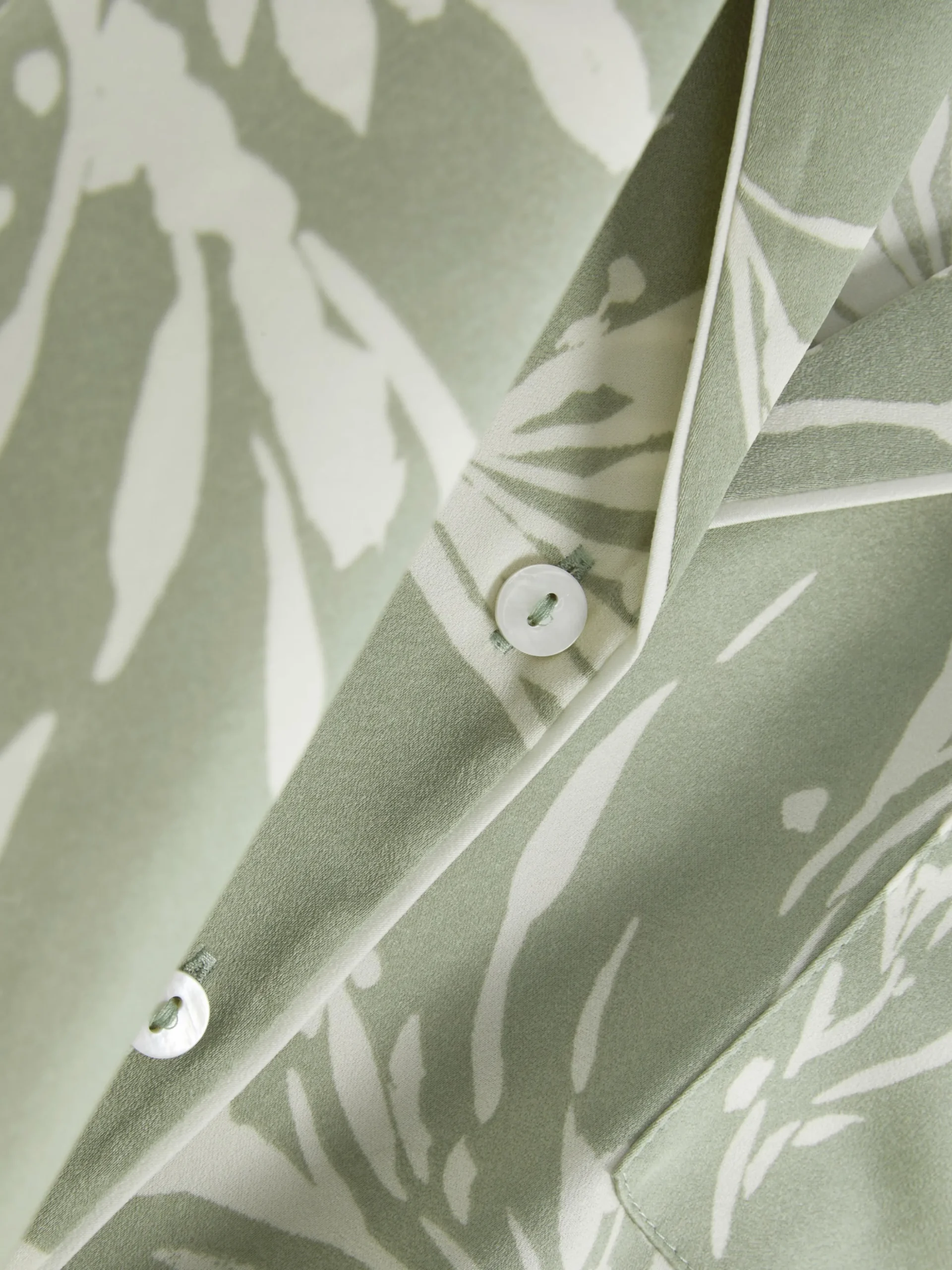 chemise_de_nuit_en_satin__1-1.webp Chemise De Nuit En Satin à Motif Feuilles