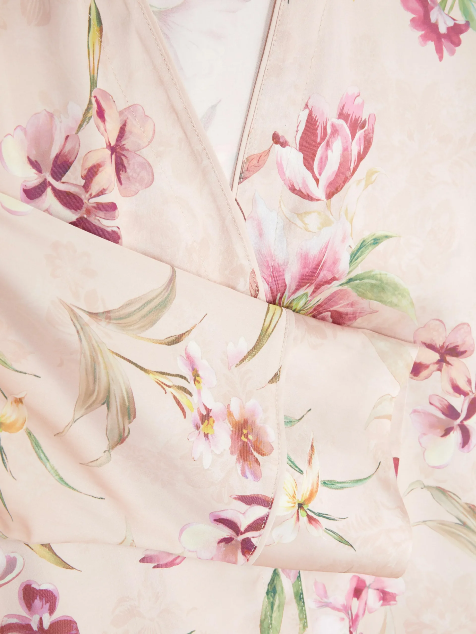 chemise_de_nuit_en_satin__1.webp Chemise De Nuit En Satin Floral à Encolure En V
