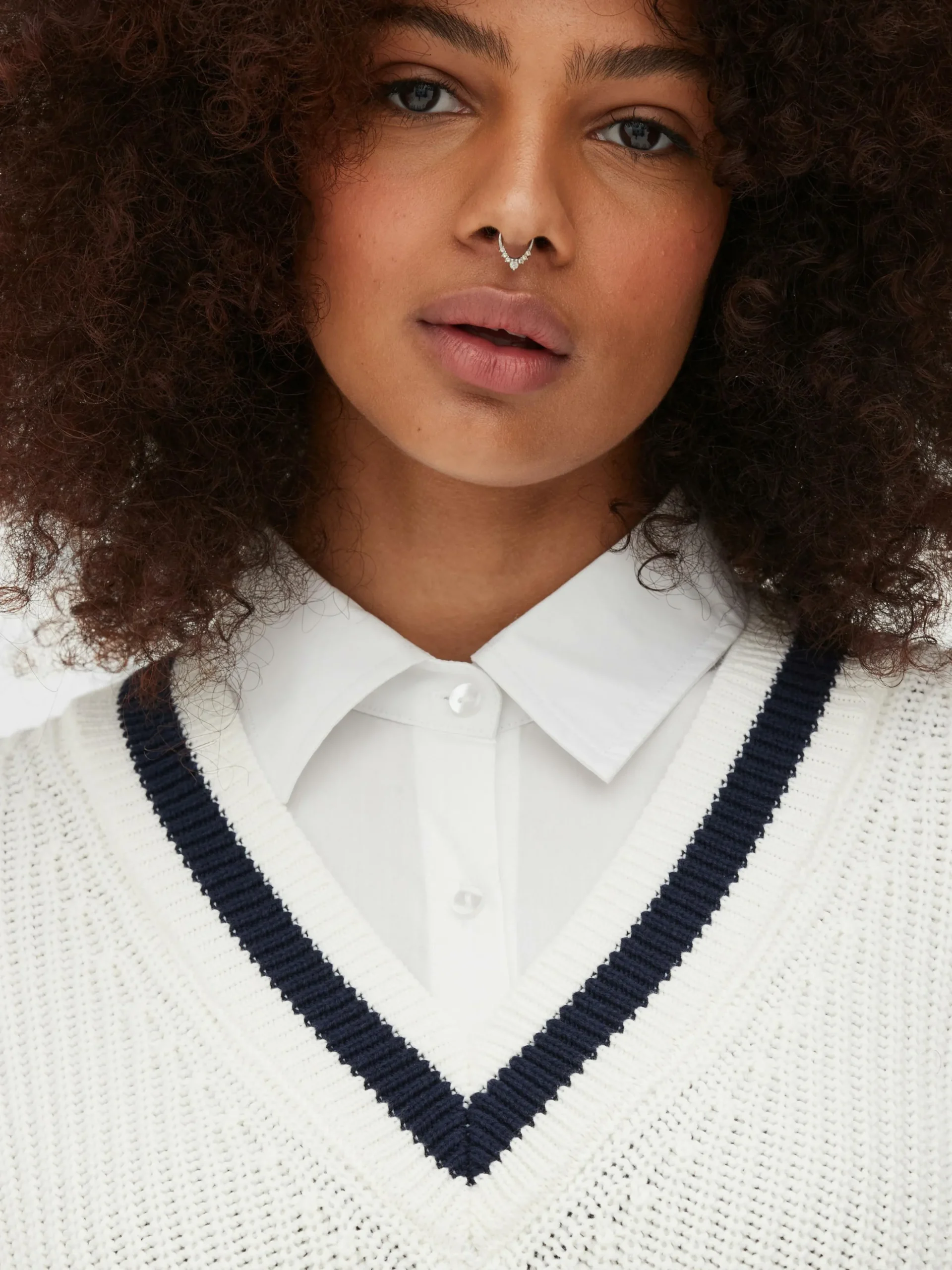 chemise_et_pull_deuxenun__2.webp Chemise Et Pull Deux-en-un De Style Universitaire