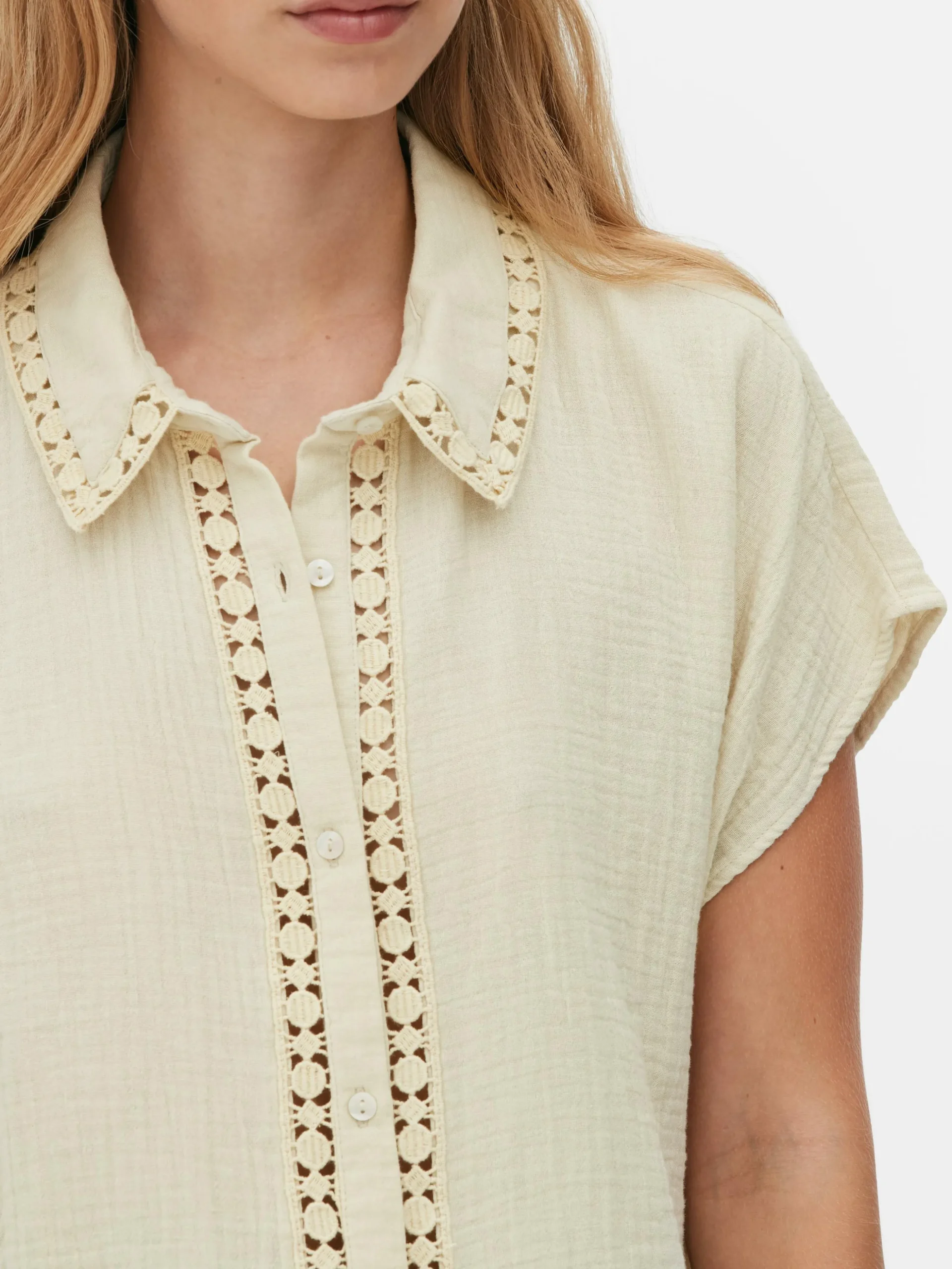 chemisier__manches_courte_2.webp Chemisier à Manches Courtes Et Finitions En Crochet