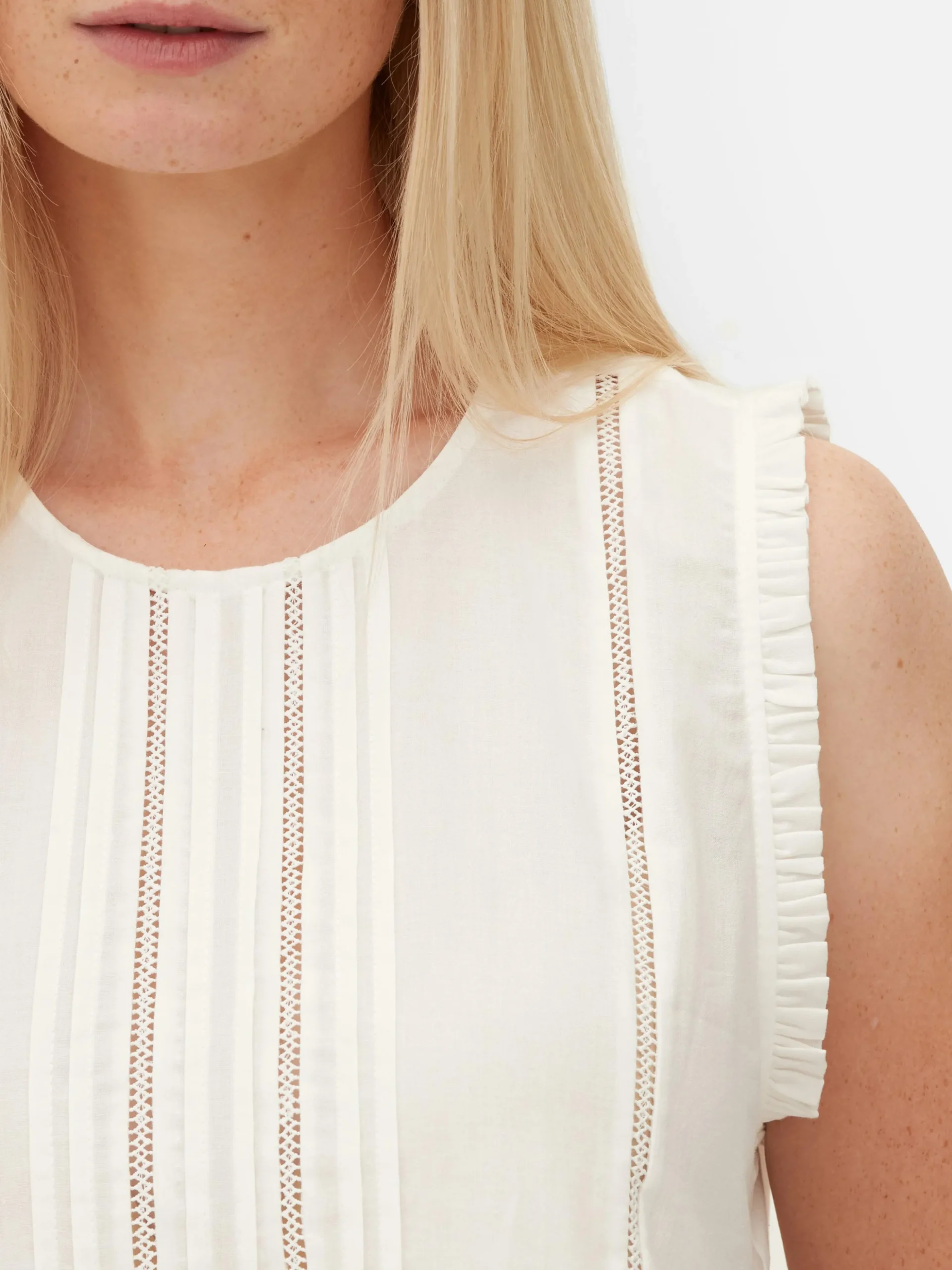 chemisier_sans_manches__v_2.webp Chemisier Sans Manches à Volants