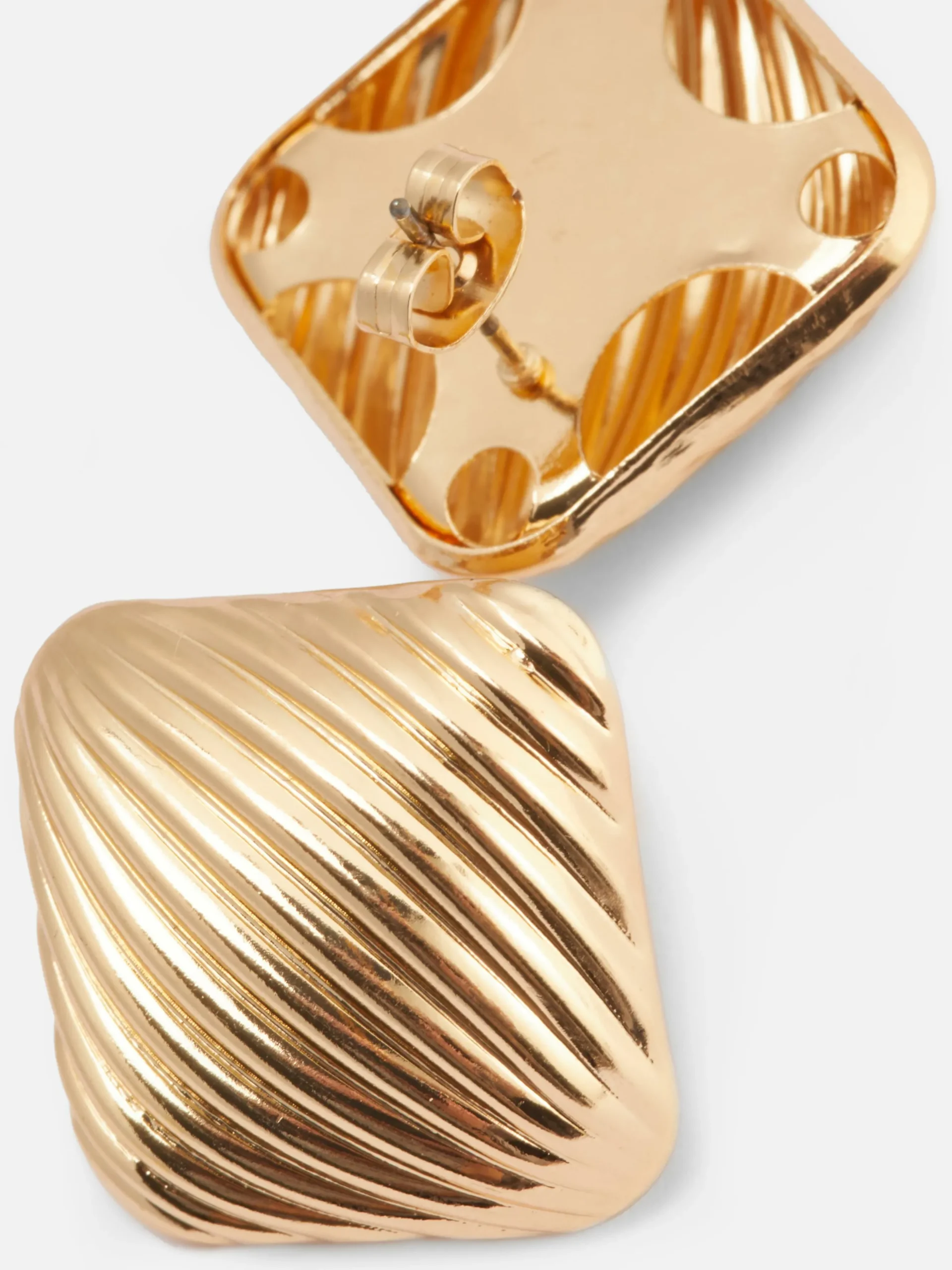 clous_doreilles_carrs_et__1.webp Clous D'oreilles Carrés Et Striés