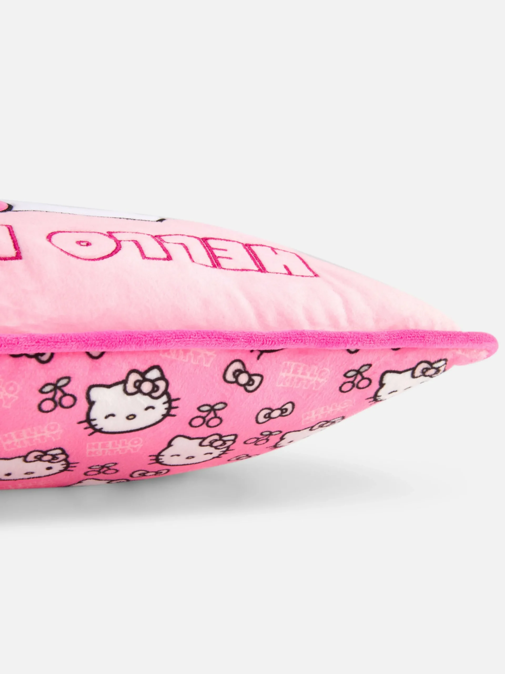 coussin_allong_hello_kitt_1.webp Coussin Allongé Hello Kitty