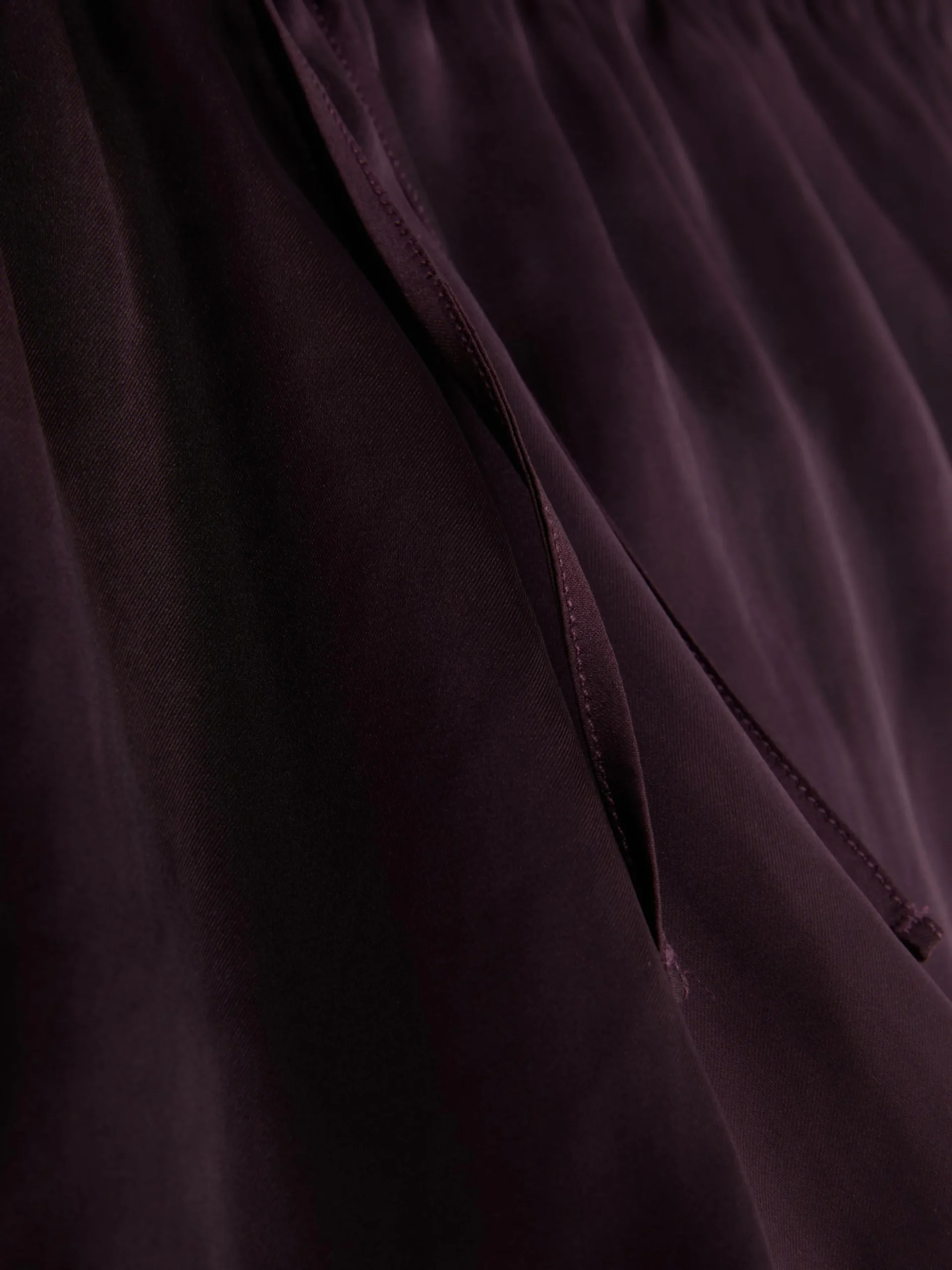 culotte_lgre_en_satin_ave_1.webp Culotte Légère En Satin Avec Finitions En Dentelle