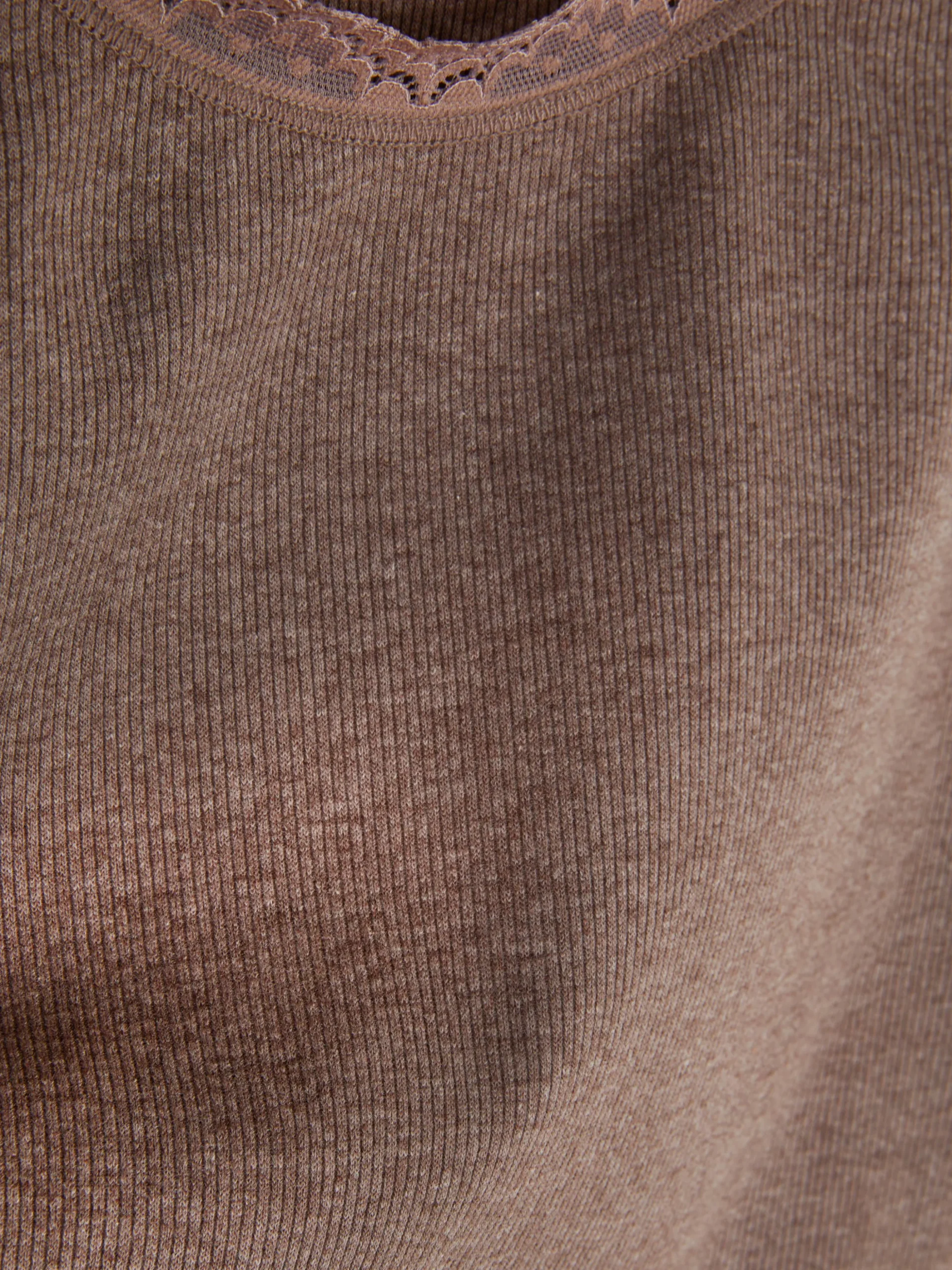 dbardeur_de_nuit_avec_fin_1.webp Débardeur De Nuit Avec Finitions En Dentelle