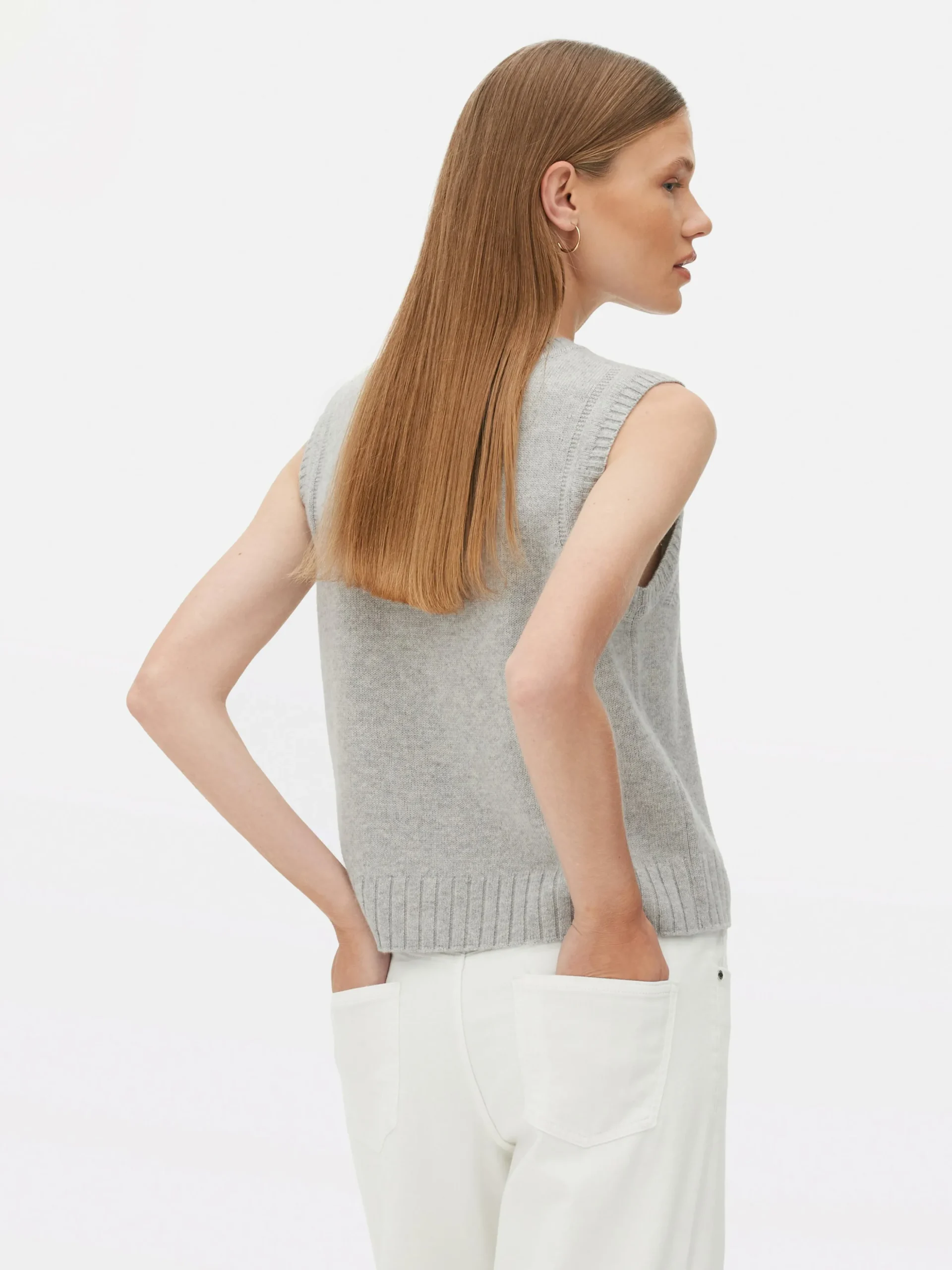 dbardeur_en_maille_ctele__3.webp Débardeur En Maille Côtelée The Edit