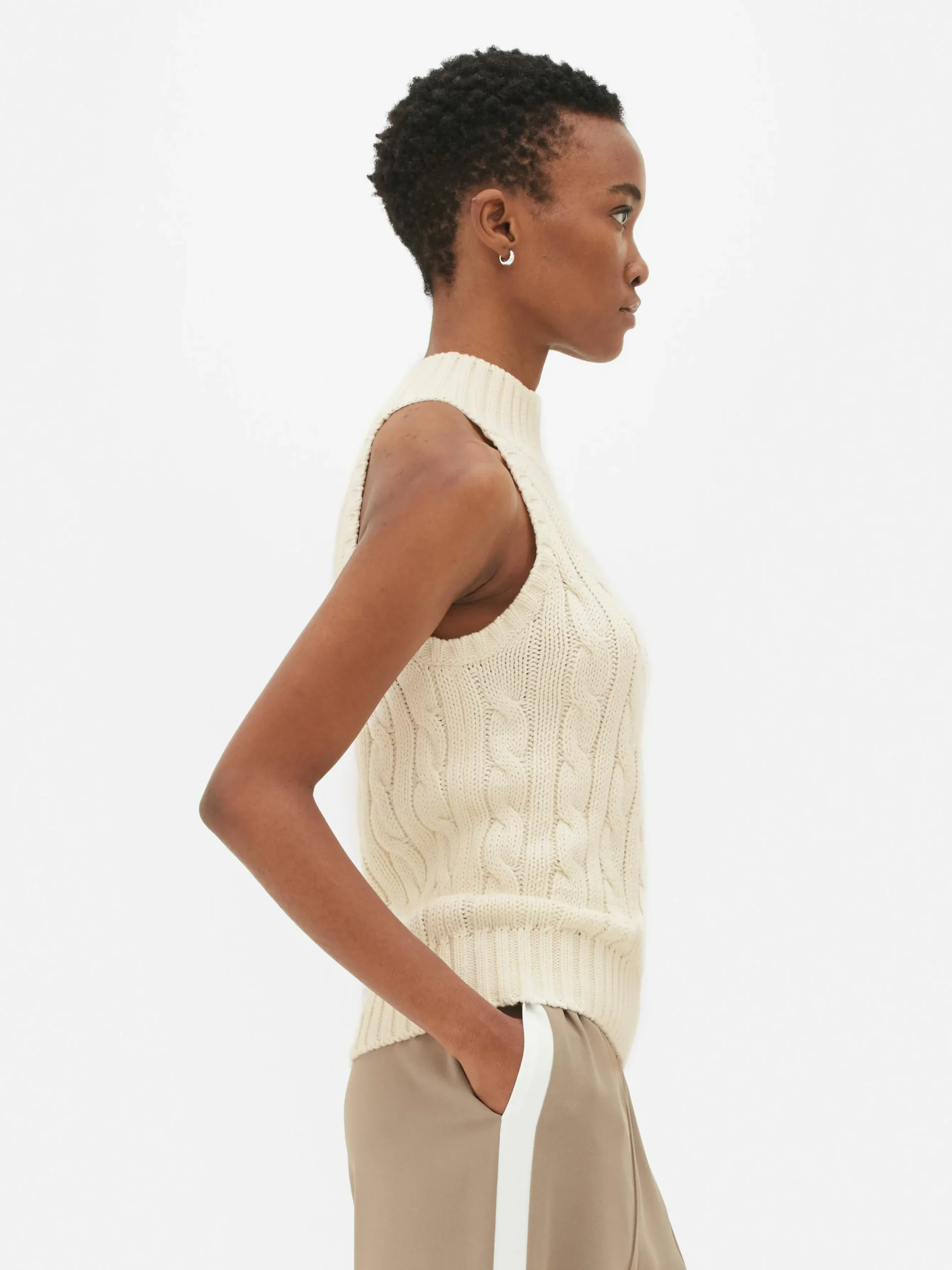 dbardeur_en_maille_torsad_1-3.webp Débardeur En Maille Torsadée