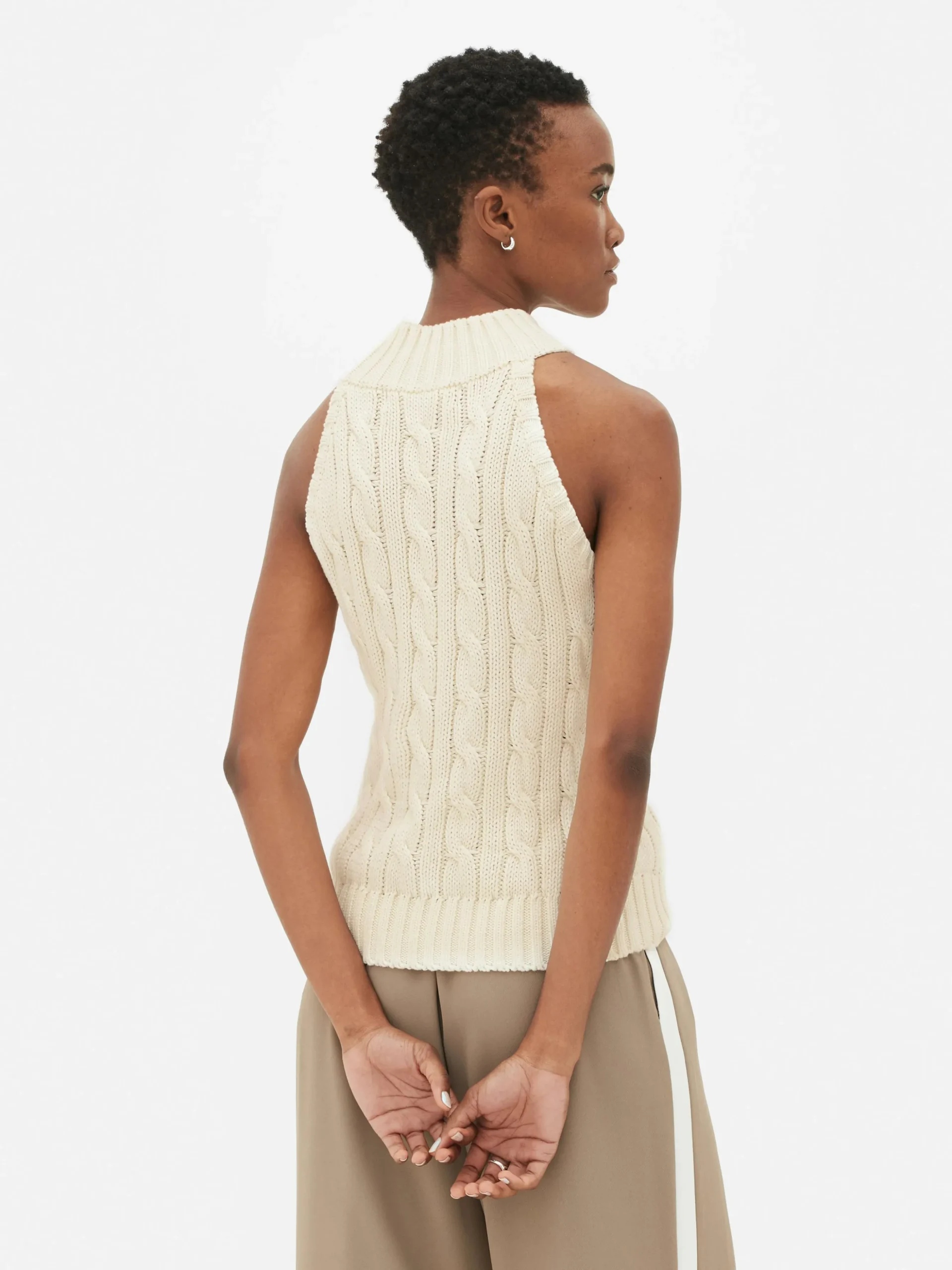 dbardeur_en_maille_torsad_2-3.webp Débardeur En Maille Torsadée