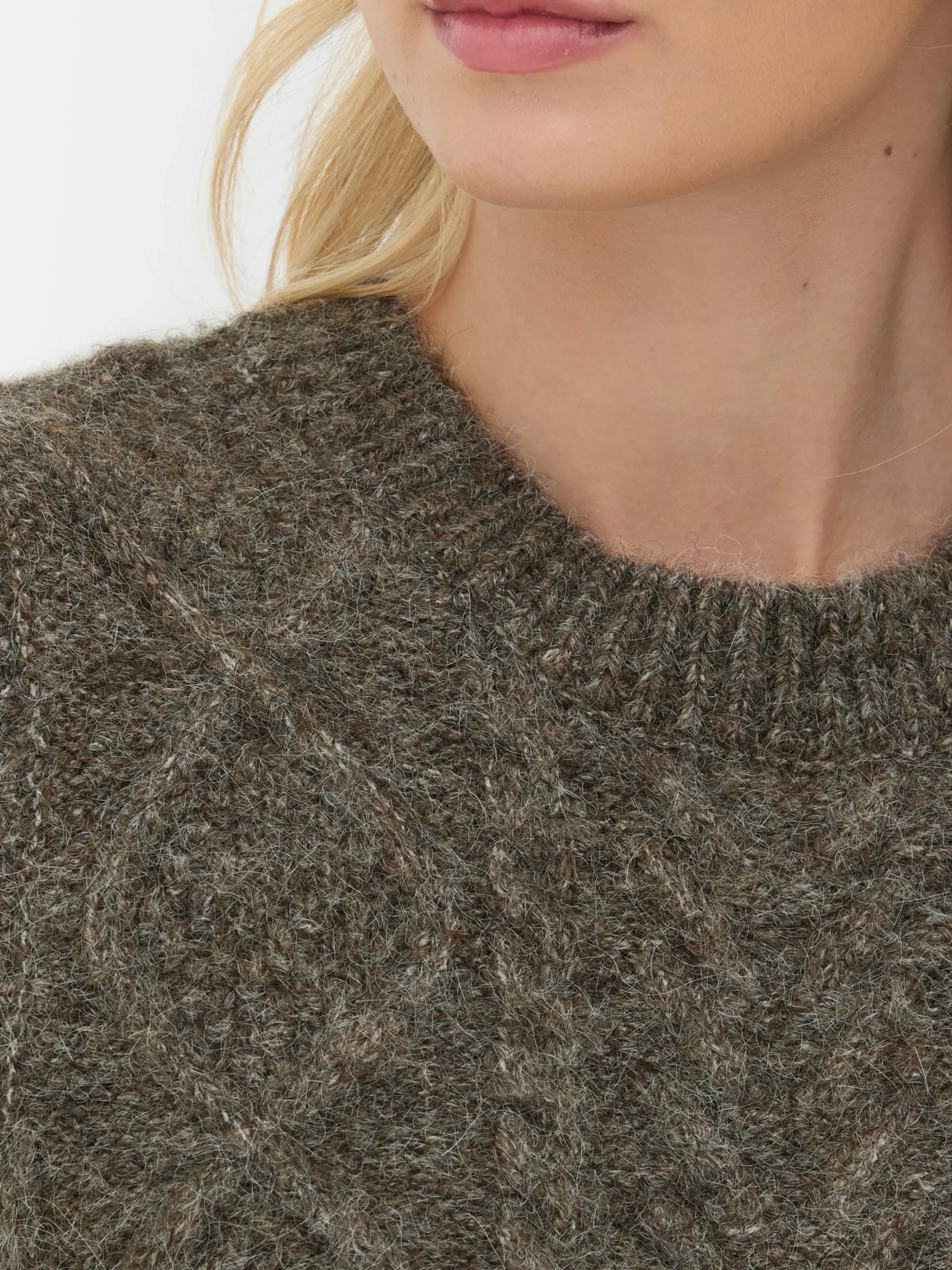 dbardeur_en_maille_torsad_2.webp Débardeur En Maille Torsadée Rita Ora