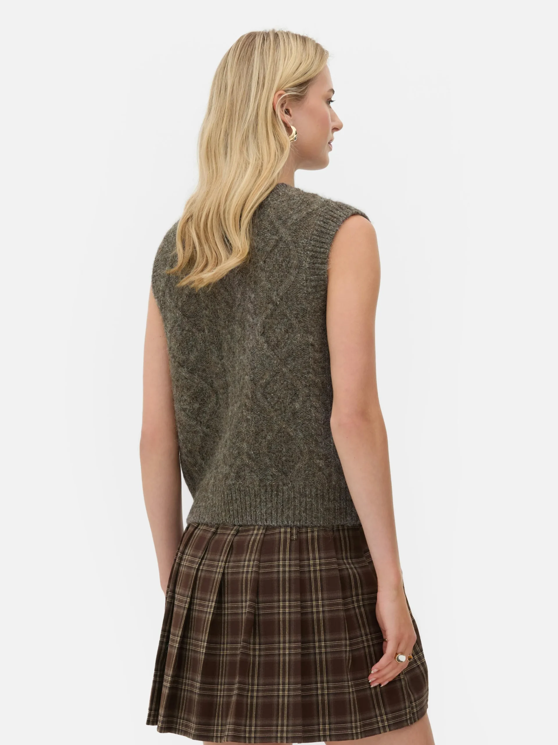 dbardeur_en_maille_torsad_3.webp Débardeur En Maille Torsadée Rita Ora