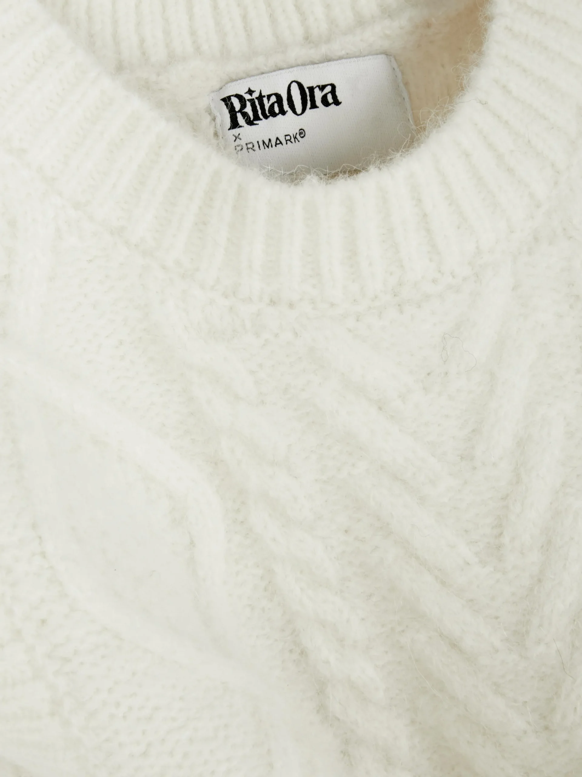 dbardeur_en_maille_torsad_5-1.webp Débardeur En Maille Torsadée Rita Ora