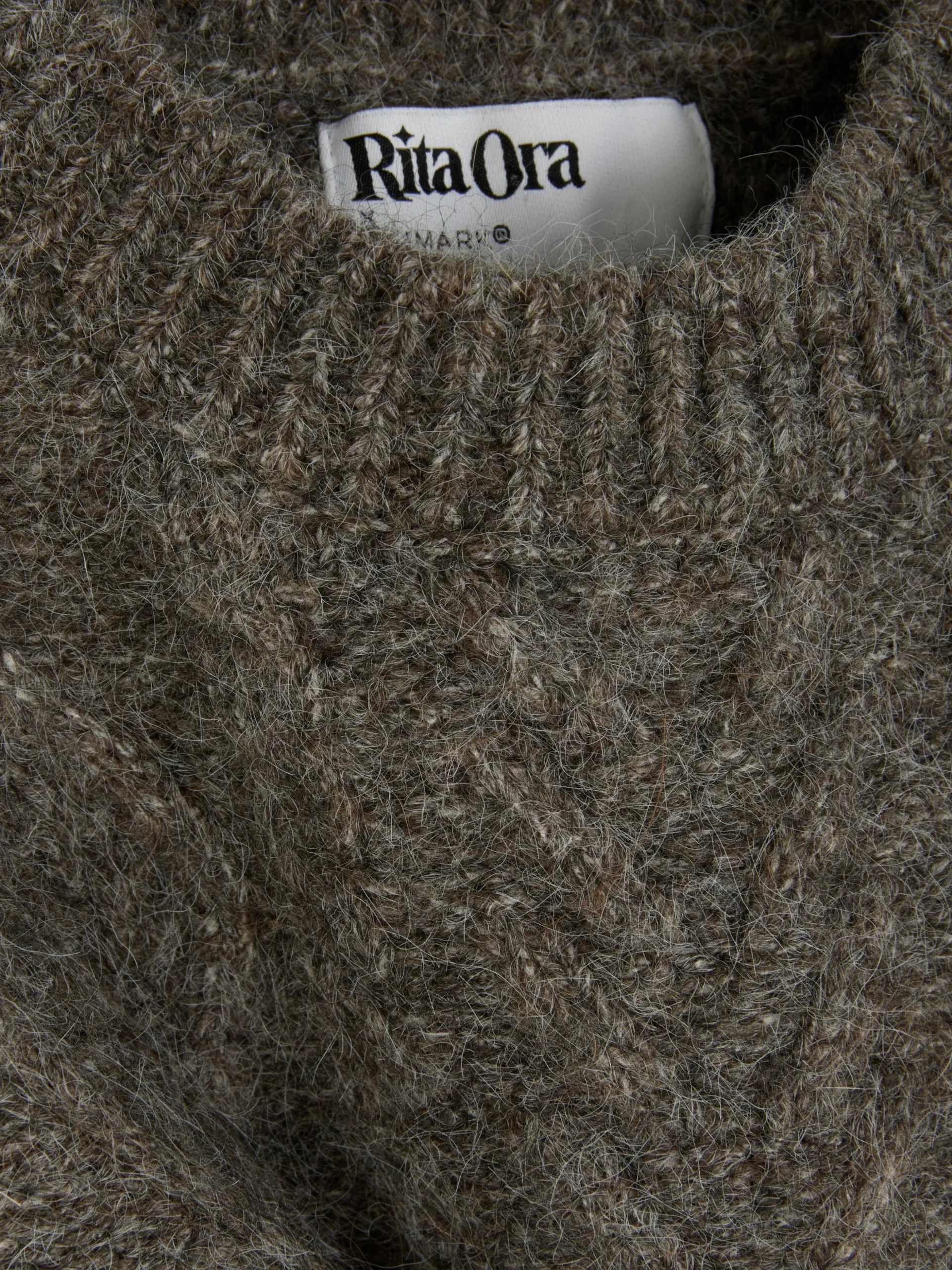 dbardeur_en_maille_torsad_5.webp Débardeur En Maille Torsadée Rita Ora