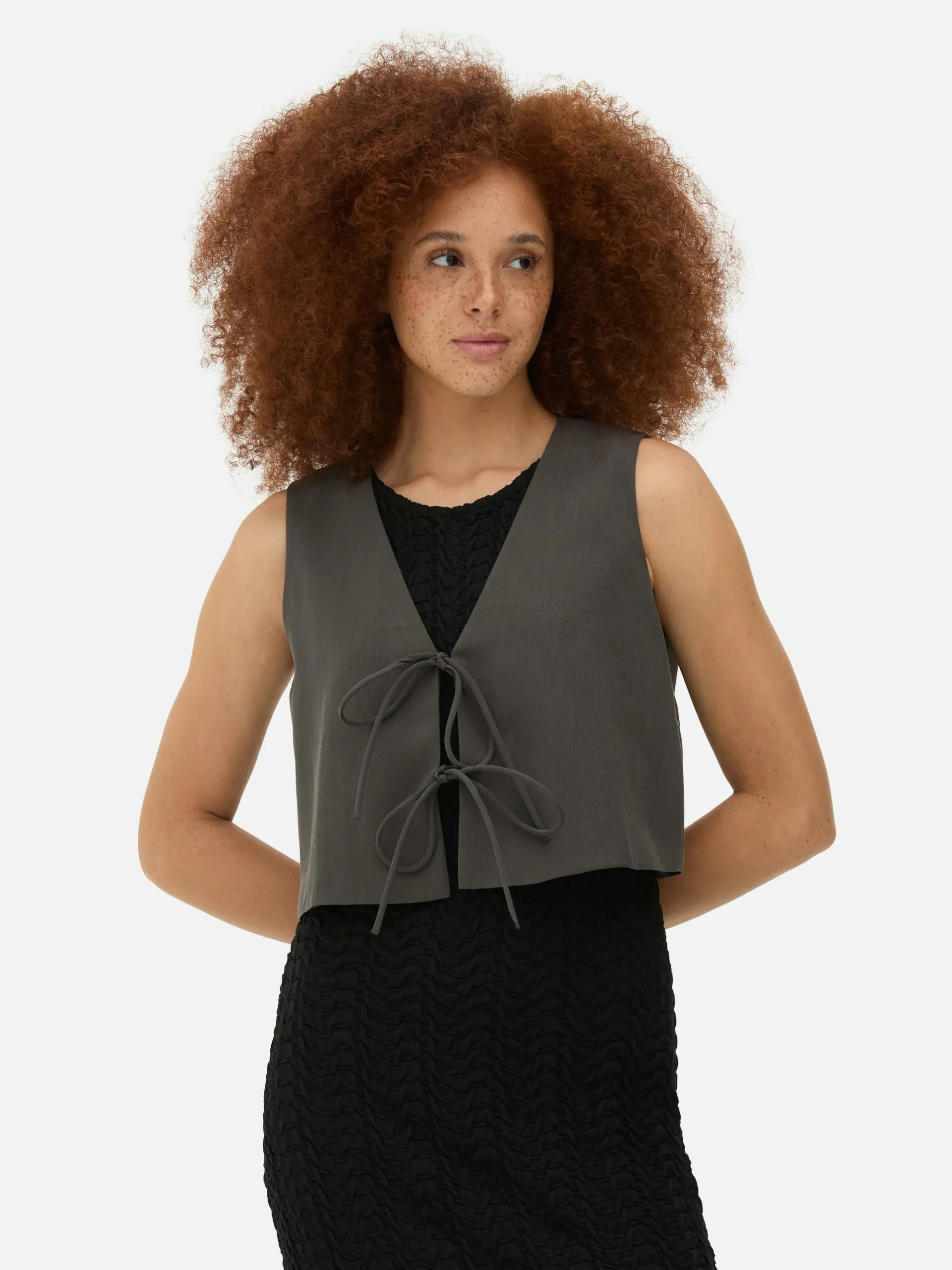 dbardeur_nou_sur_le_devan_1.webp Débardeur Noué Sur Le Devant