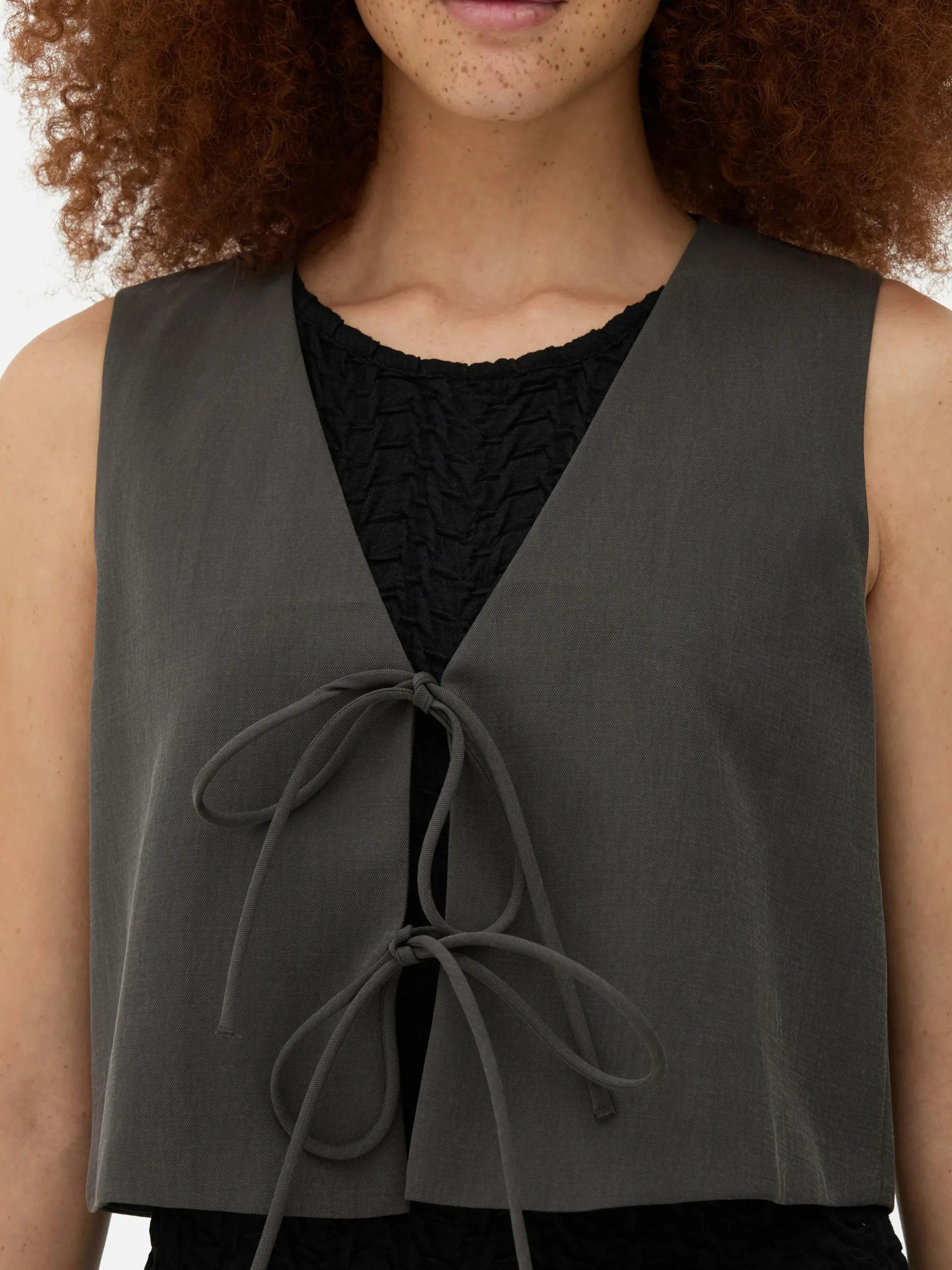 dbardeur_nou_sur_le_devan_2.webp Débardeur Noué Sur Le Devant