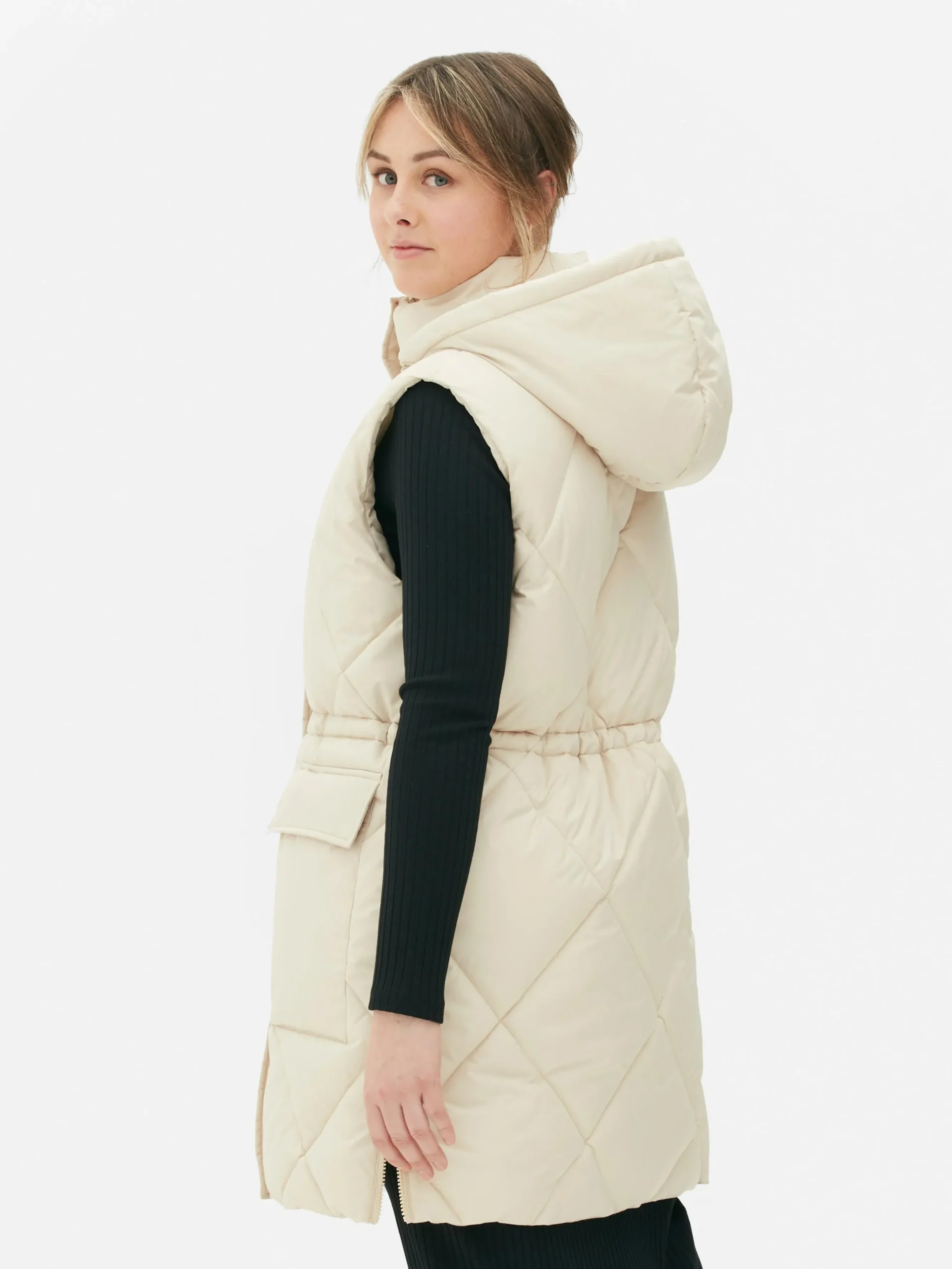 doudoune_longue_sans_manc_3-1.webp Doudoune Longue Sans Manches à Capuche