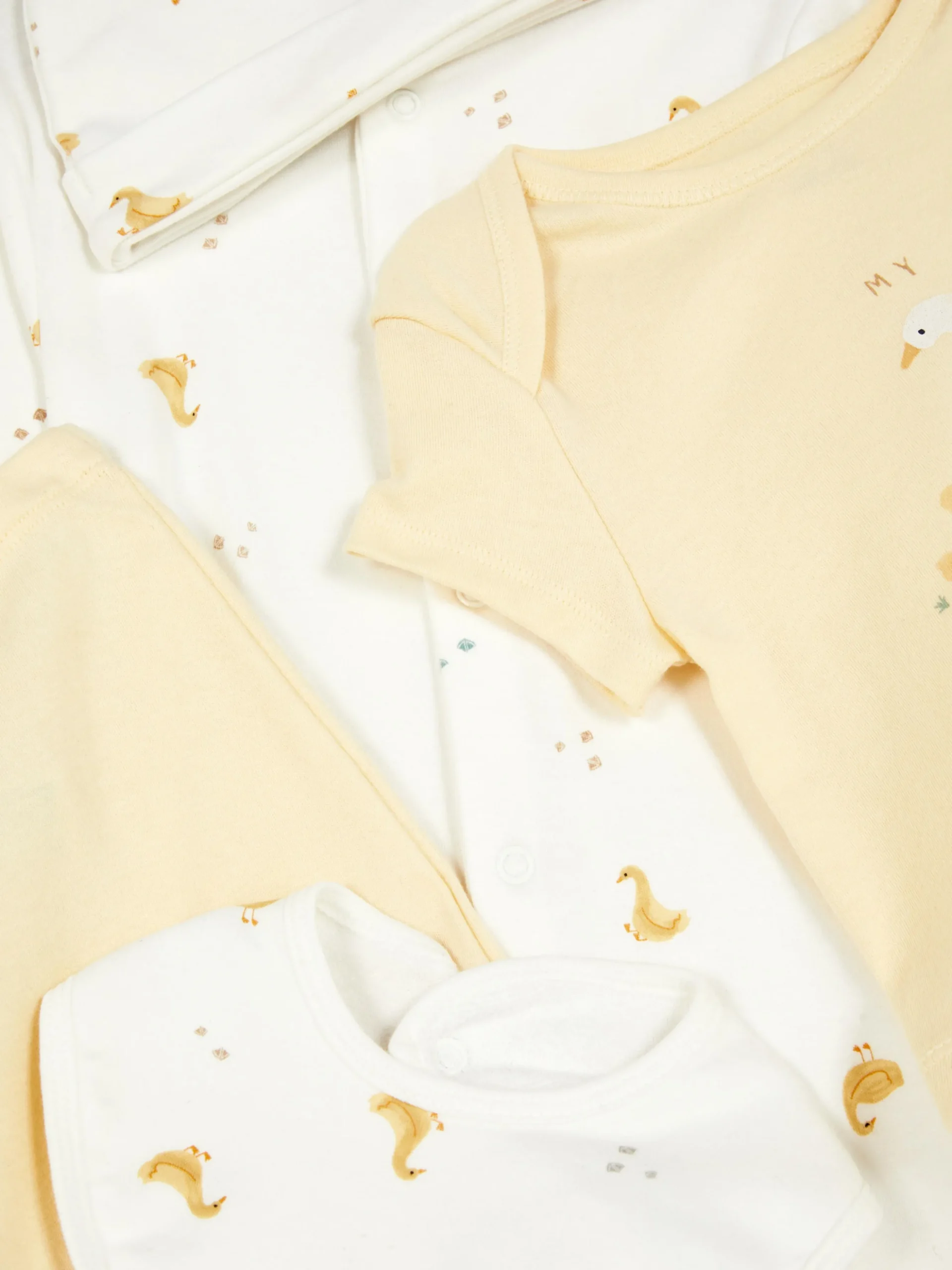 ensemble_nouveaun_cinq_pi_2.webp Ensemble Nouveau-né Cinq Pièces à Imprimé Canard