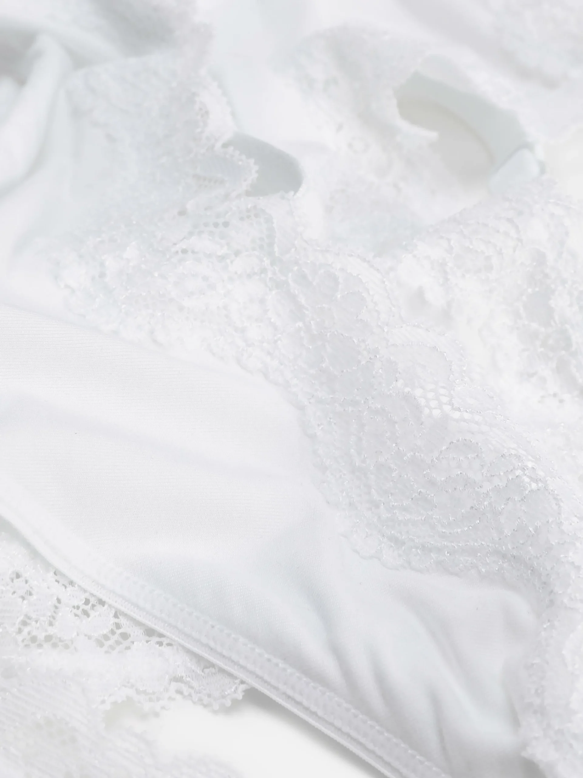 ensemble_soutiengorge_non_1-4.webp Ensemble Soutien-gorge Non Rembourré Et String à Liseré En Dentelle