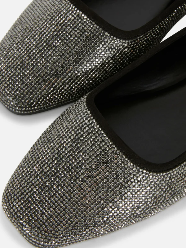 Escarpins Cloutés à Bout Carré