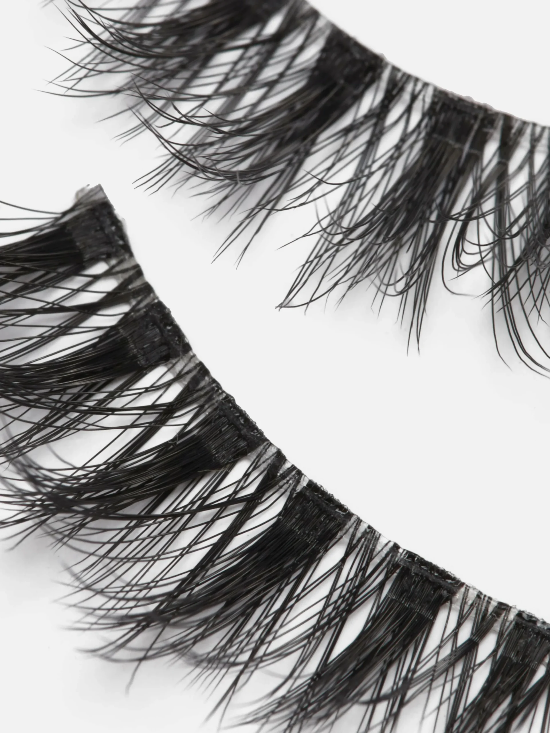 faux_cils_the_party_edit__2-1.webp Faux Cils The Party Edit PS...