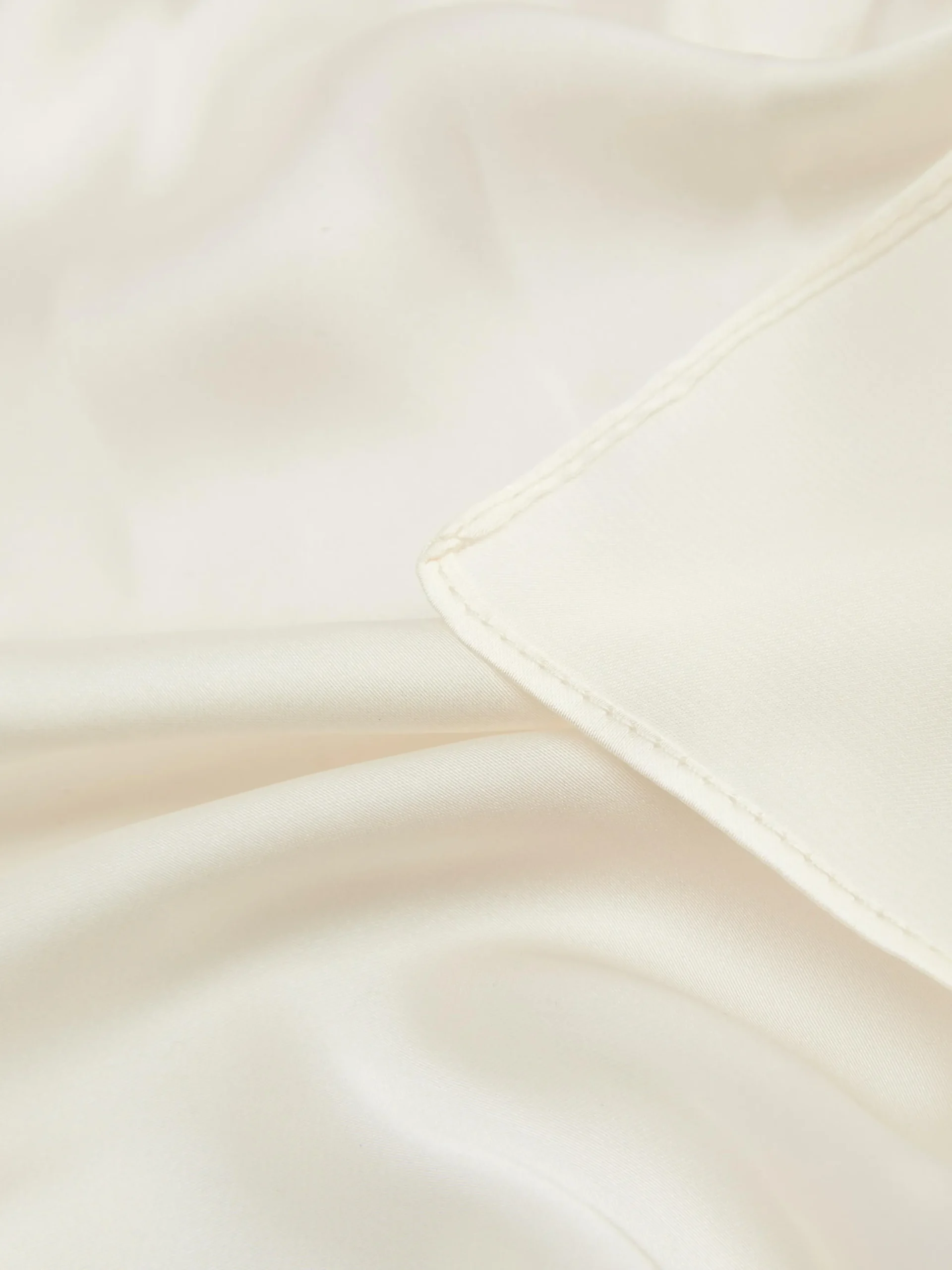 foulard_classique_en_sati_1.webp Foulard Classique En Satin