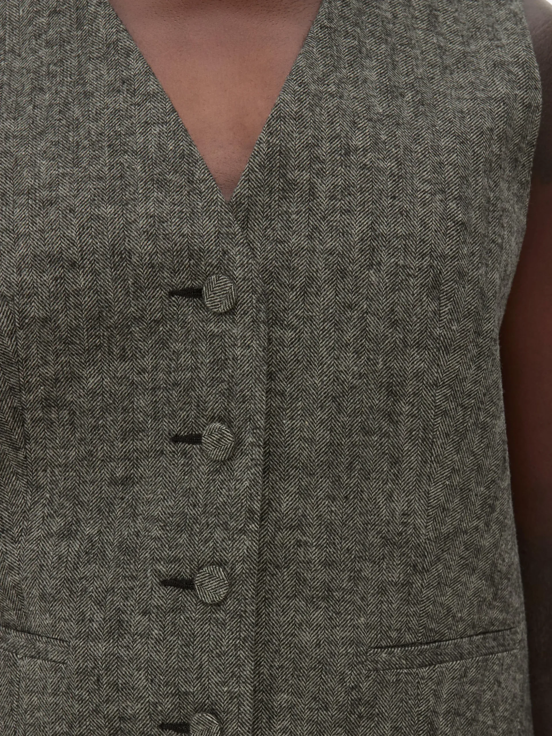 gilet_avec_chevrons__bout_2.webp Gilet Avec Chevrons à Boutonnage Simple Rita Ora