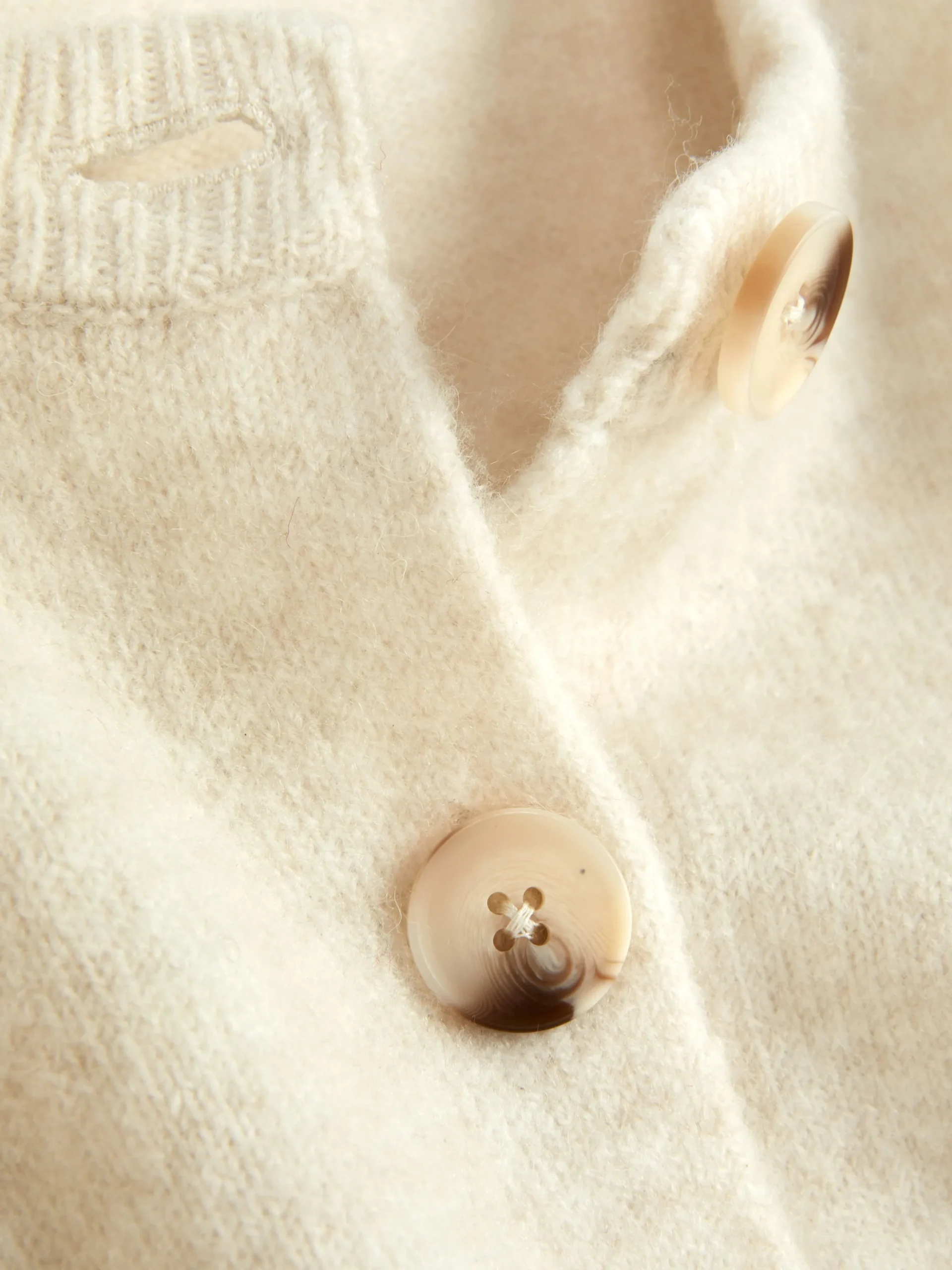 gilet_boutonn__col_rasduc_4-2.webp Gilet Boutonné à Col Ras-du-cou