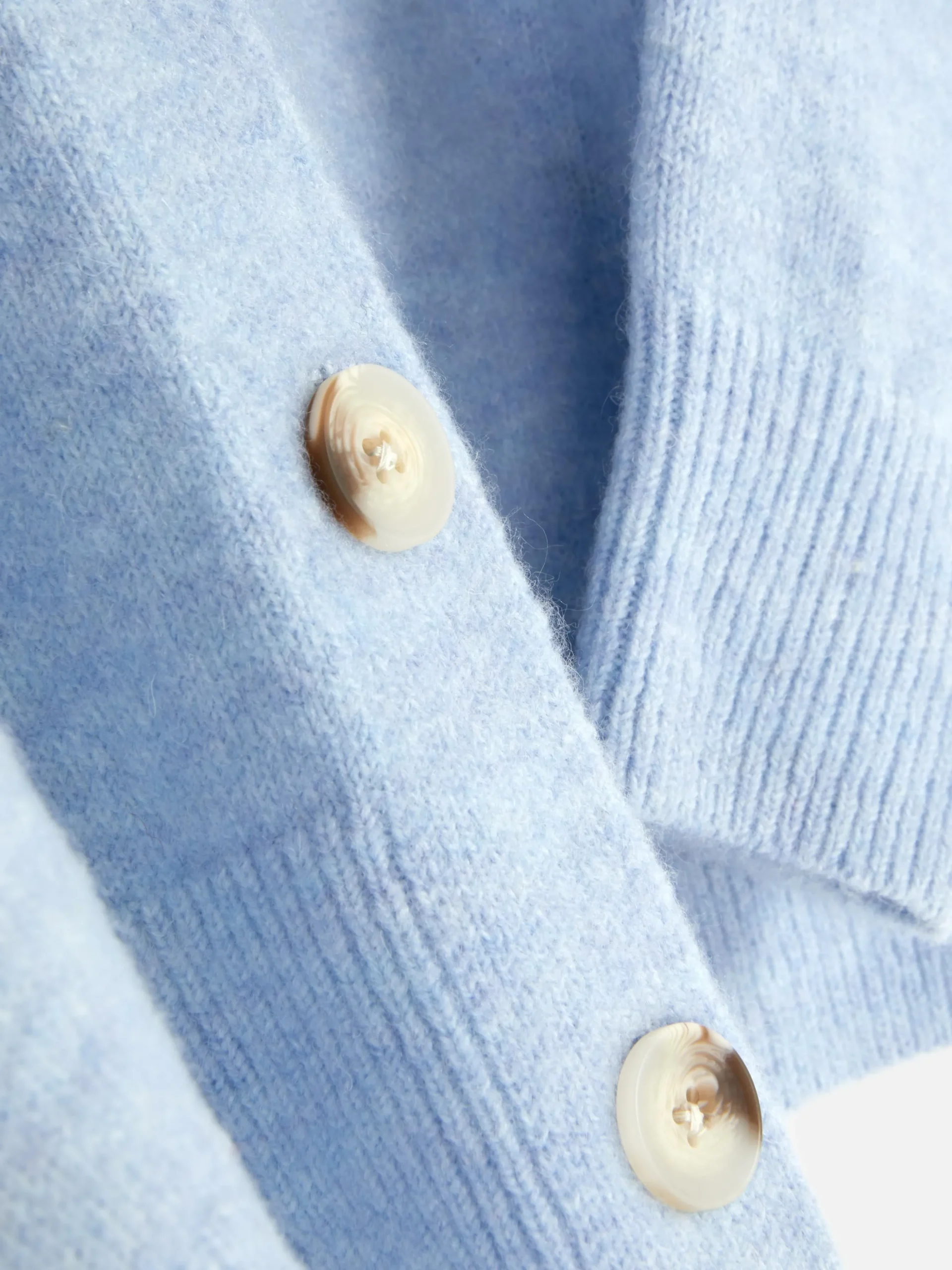 gilet_boutonn__col_rasduc_5-1.webp Gilet Boutonné à Col Ras-du-cou