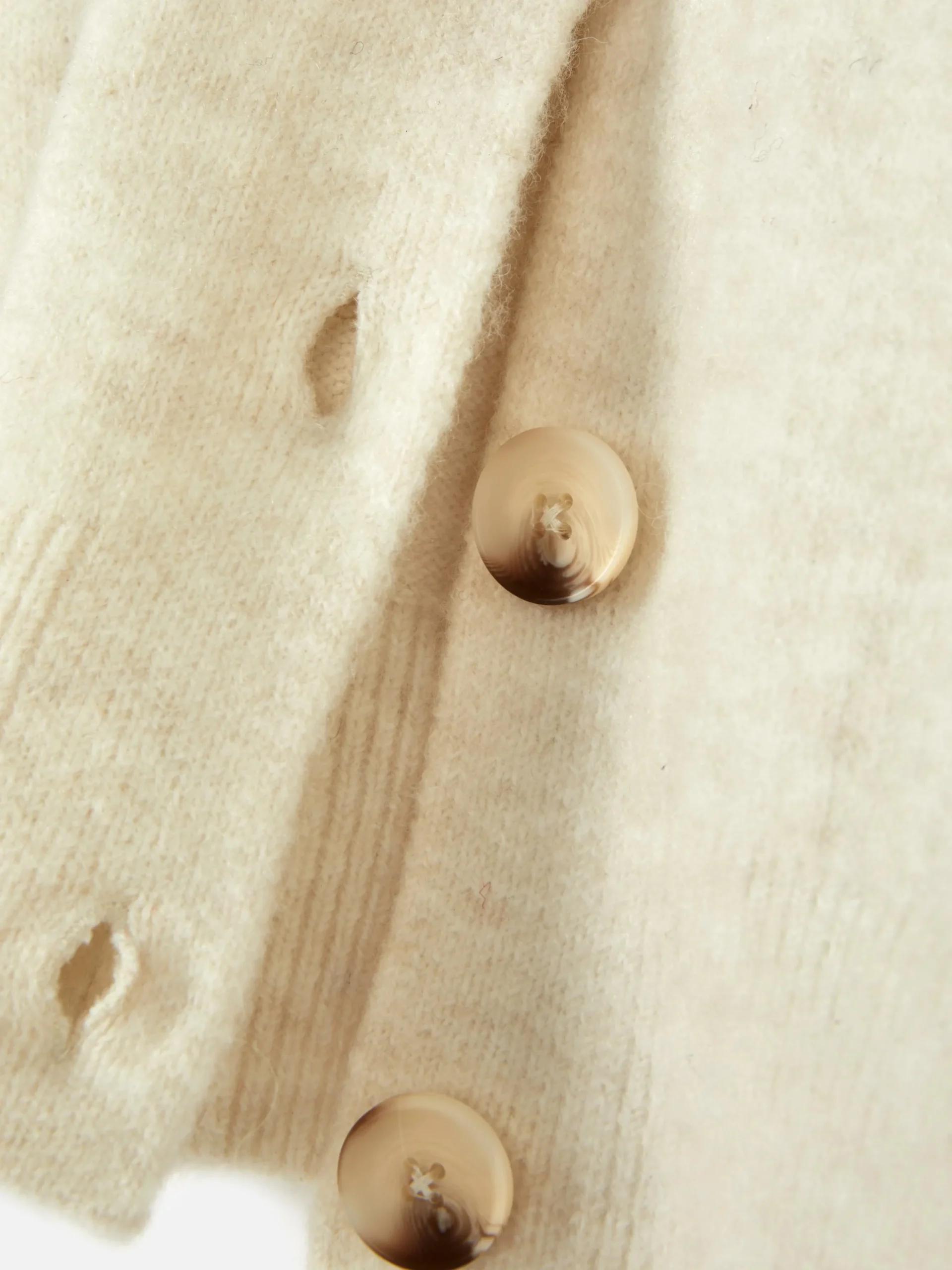 gilet_boutonn__col_rasduc_5-2.webp Gilet Boutonné à Col Ras-du-cou