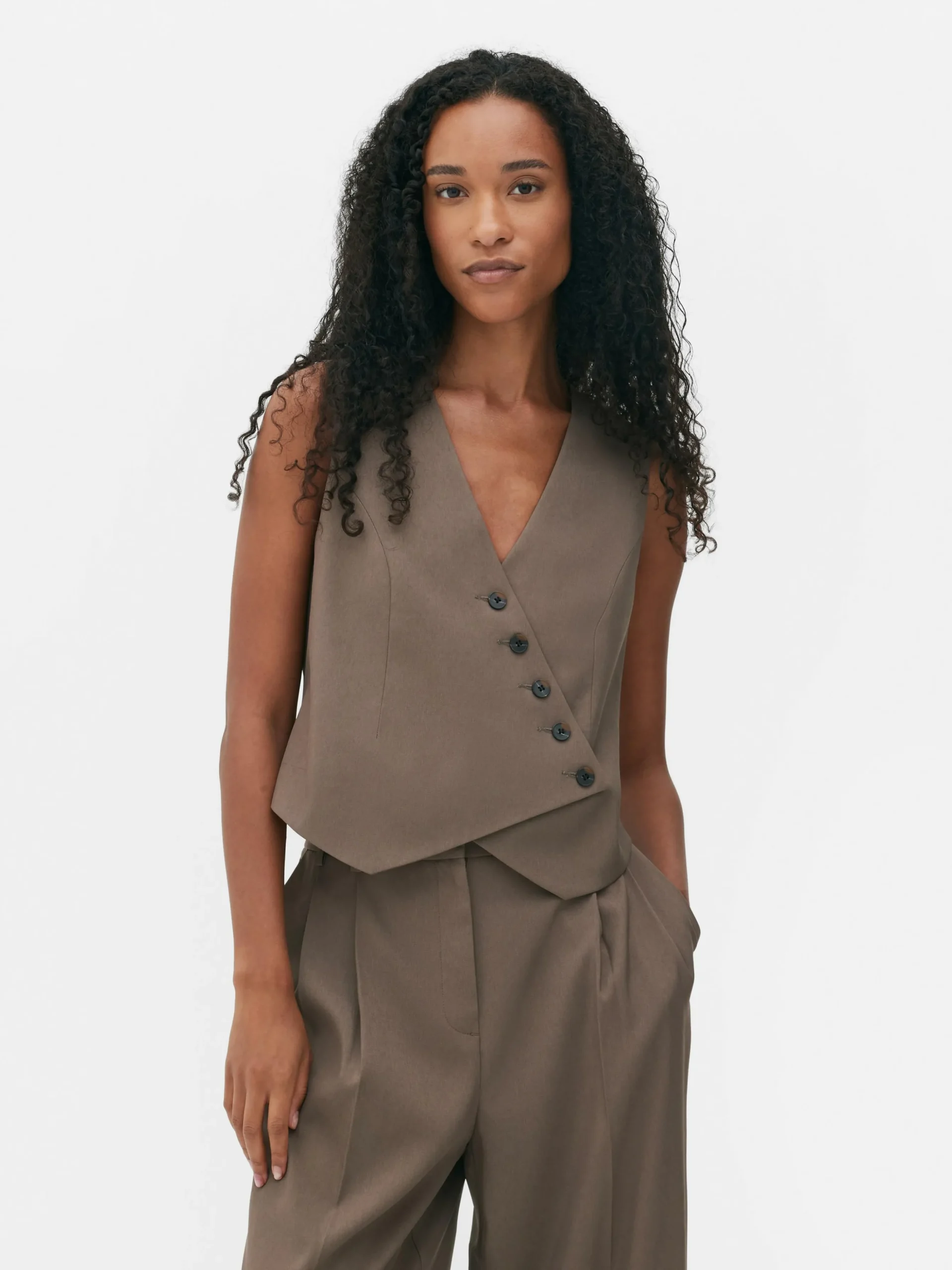 gilet_de_costume_asymtriq_1.webp Gilet De Costume Asymétrique Boutonné Sur Le Devant