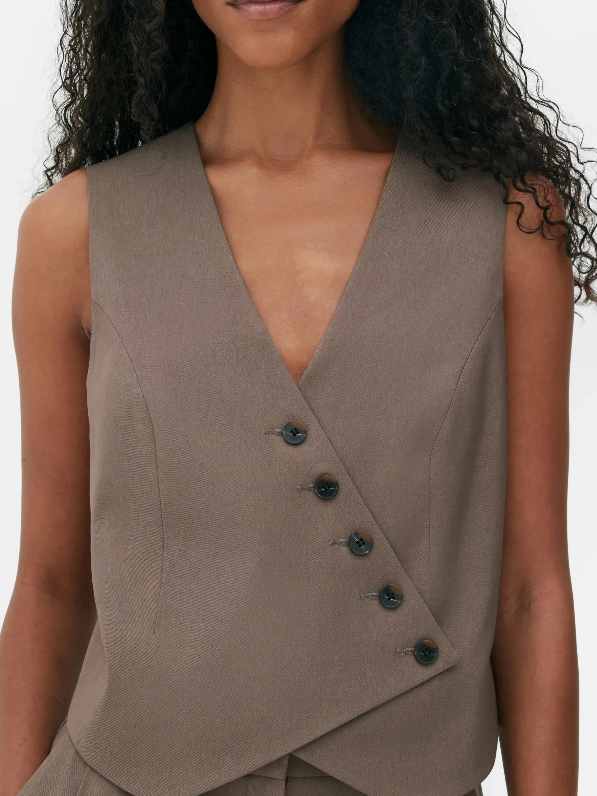 gilet_de_costume_asymtriq_2.webp Gilet De Costume Asymétrique Boutonné Sur Le Devant