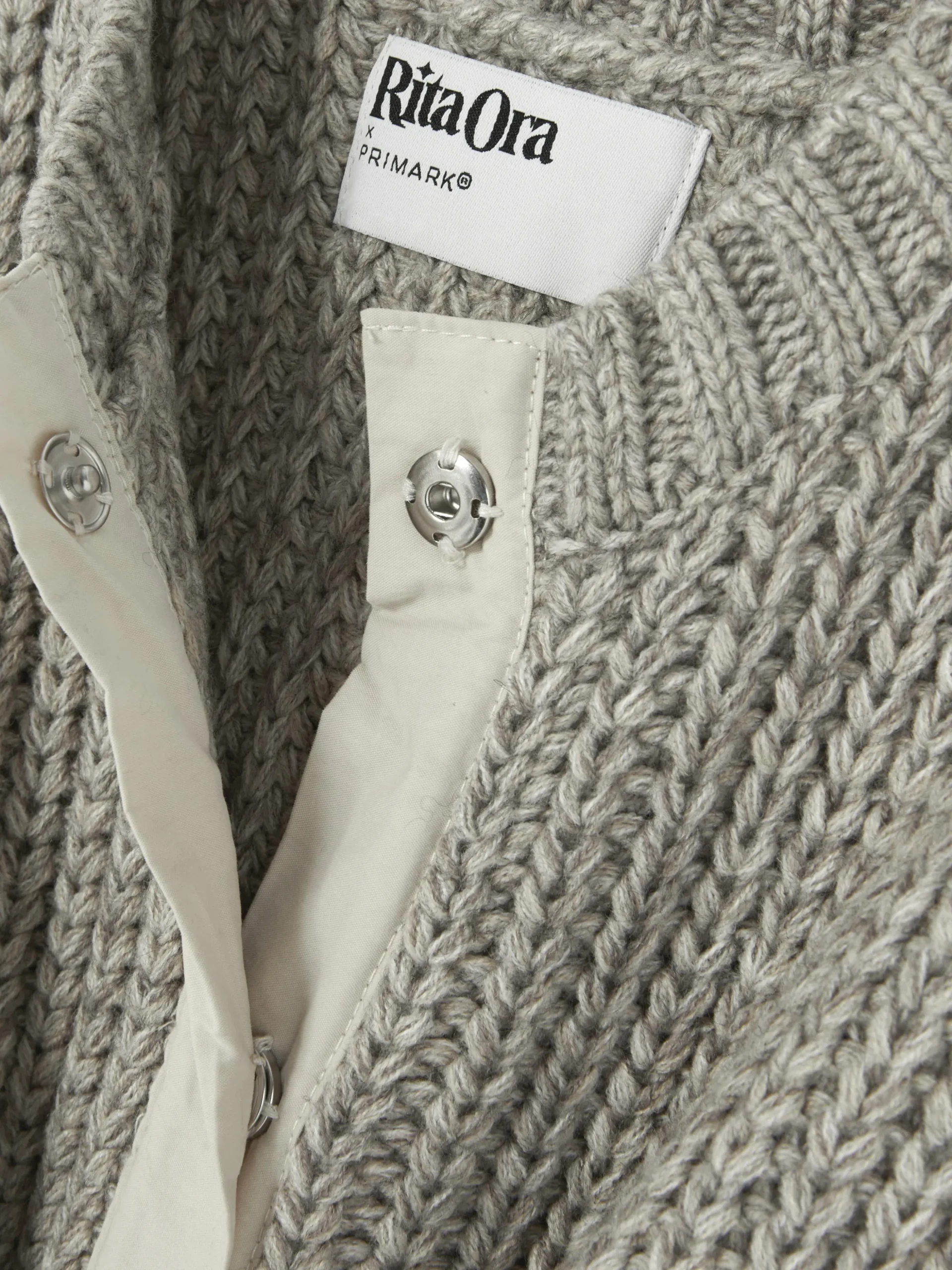 gilet_de_costume_en_maill_6.webp Gilet De Costume En Maille Rita Ora