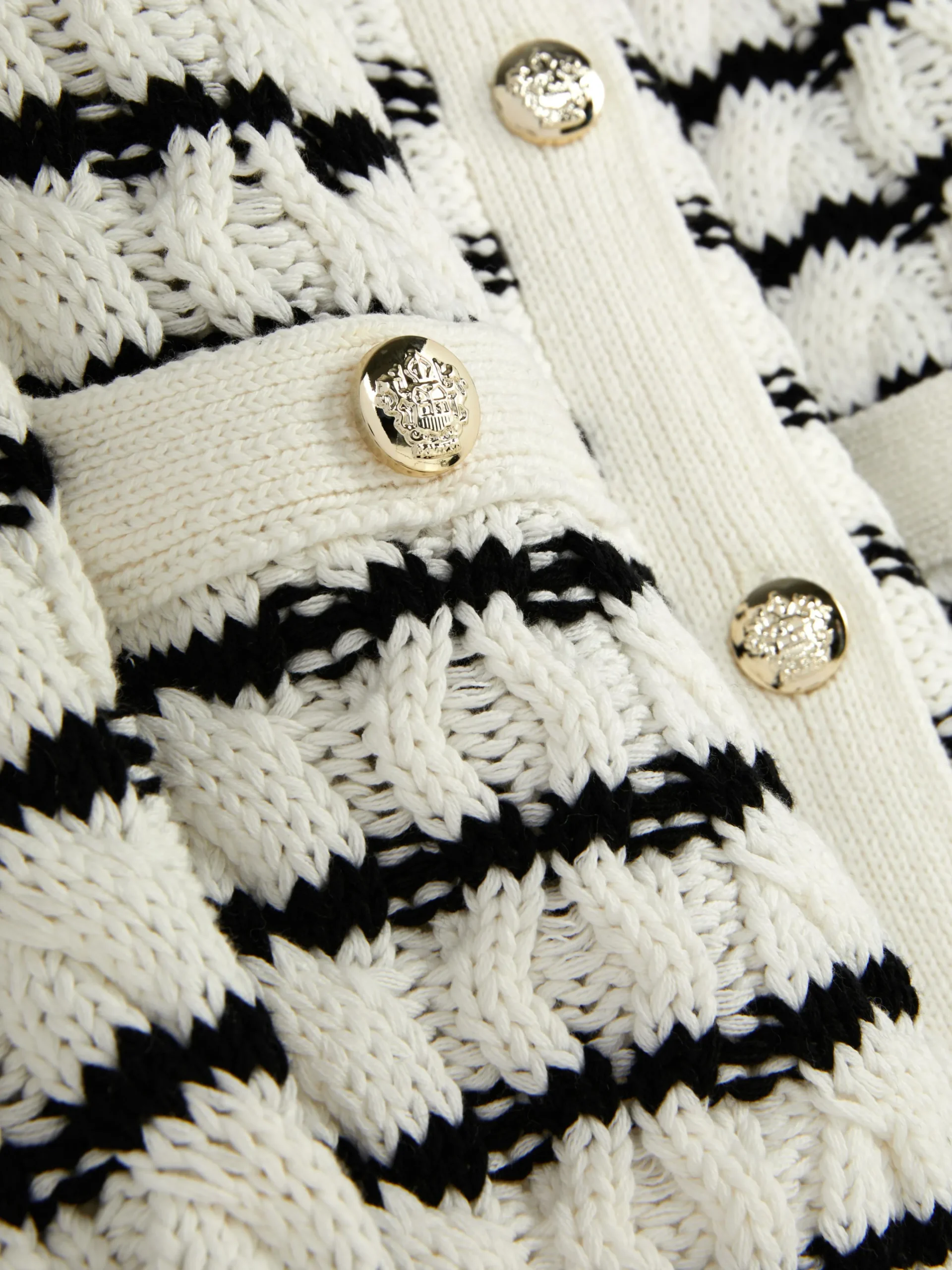 gilet_ray_en_maille_torsa_6.webp Gilet Rayé En Maille Torsadée