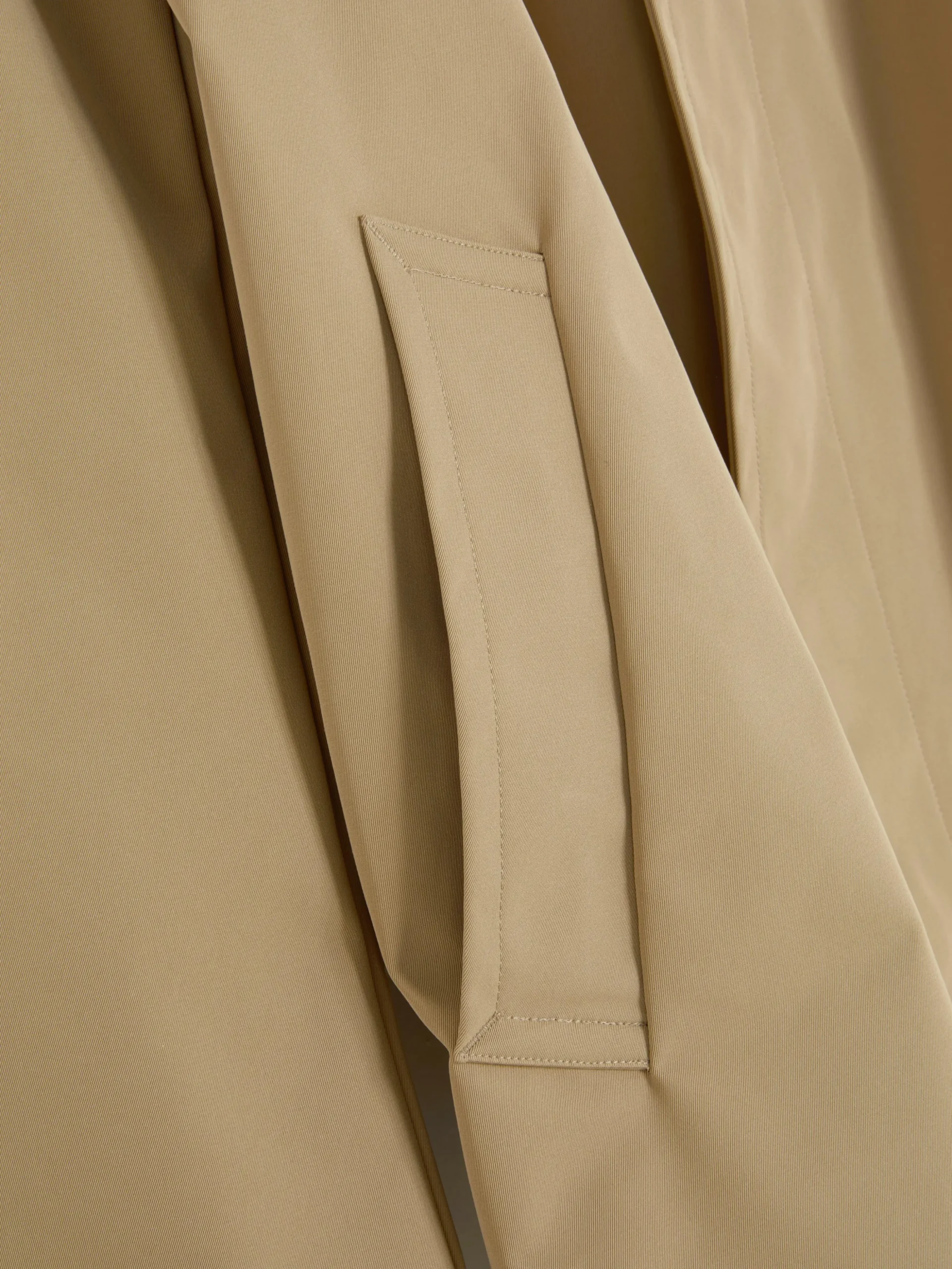 impermable_long__boutonna_6.webp Imperméable Long à Boutonnage Simple