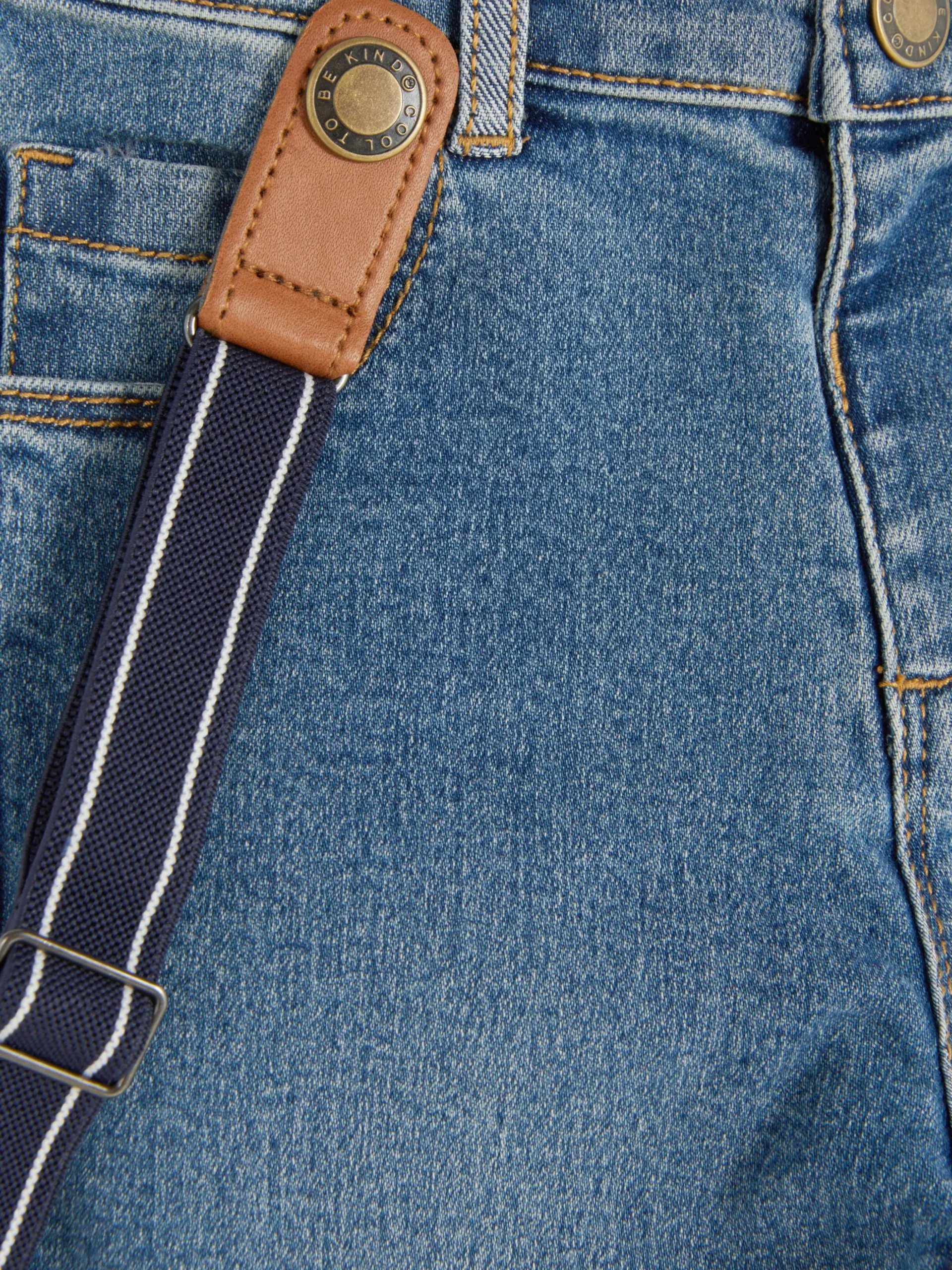 jean_avec_bretelles_4.webp Jean Avec Bretelles