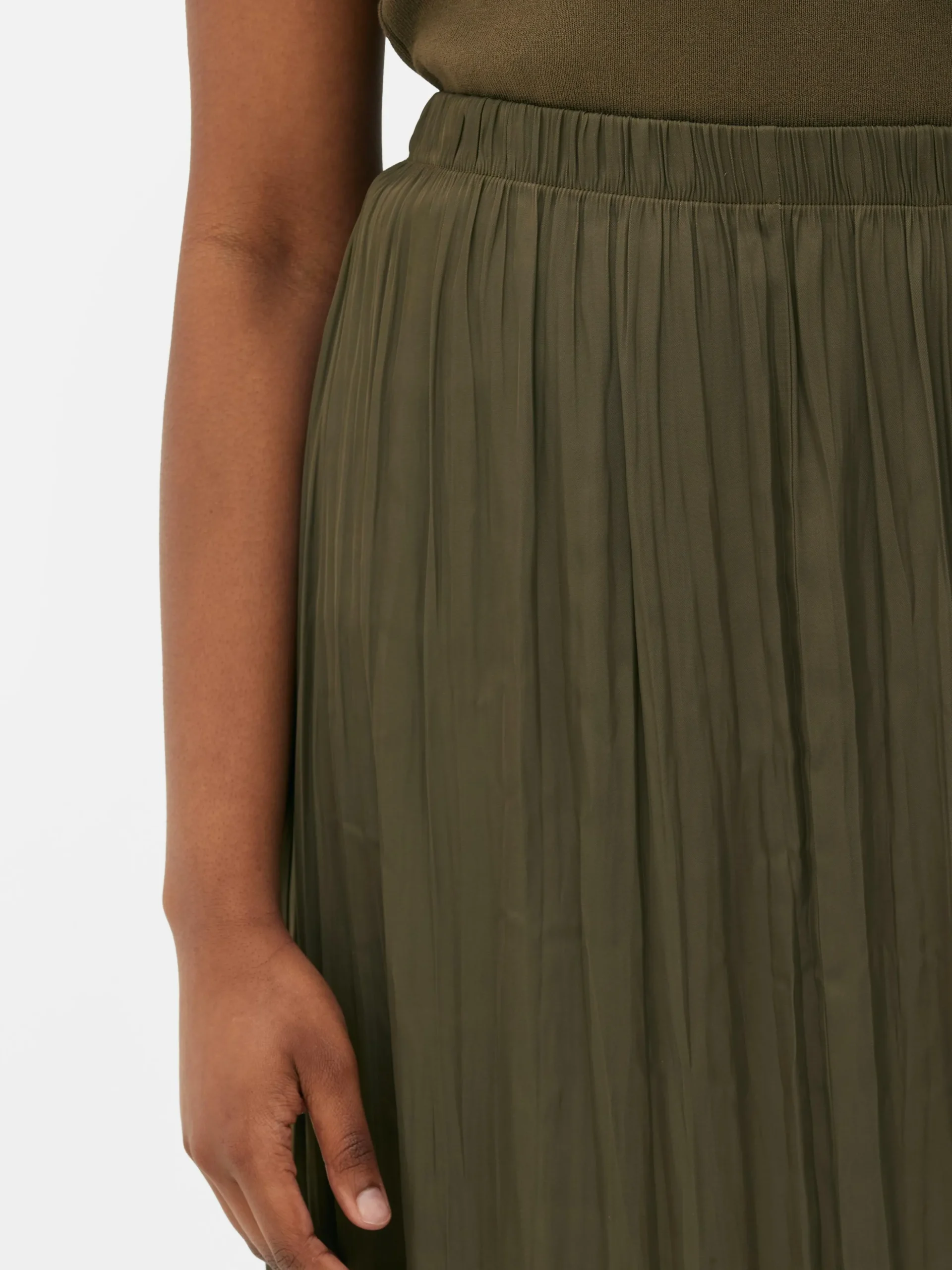 jupe_milongue_plisse_en_s_2.webp Jupe Mi-longue Plissée En Satin