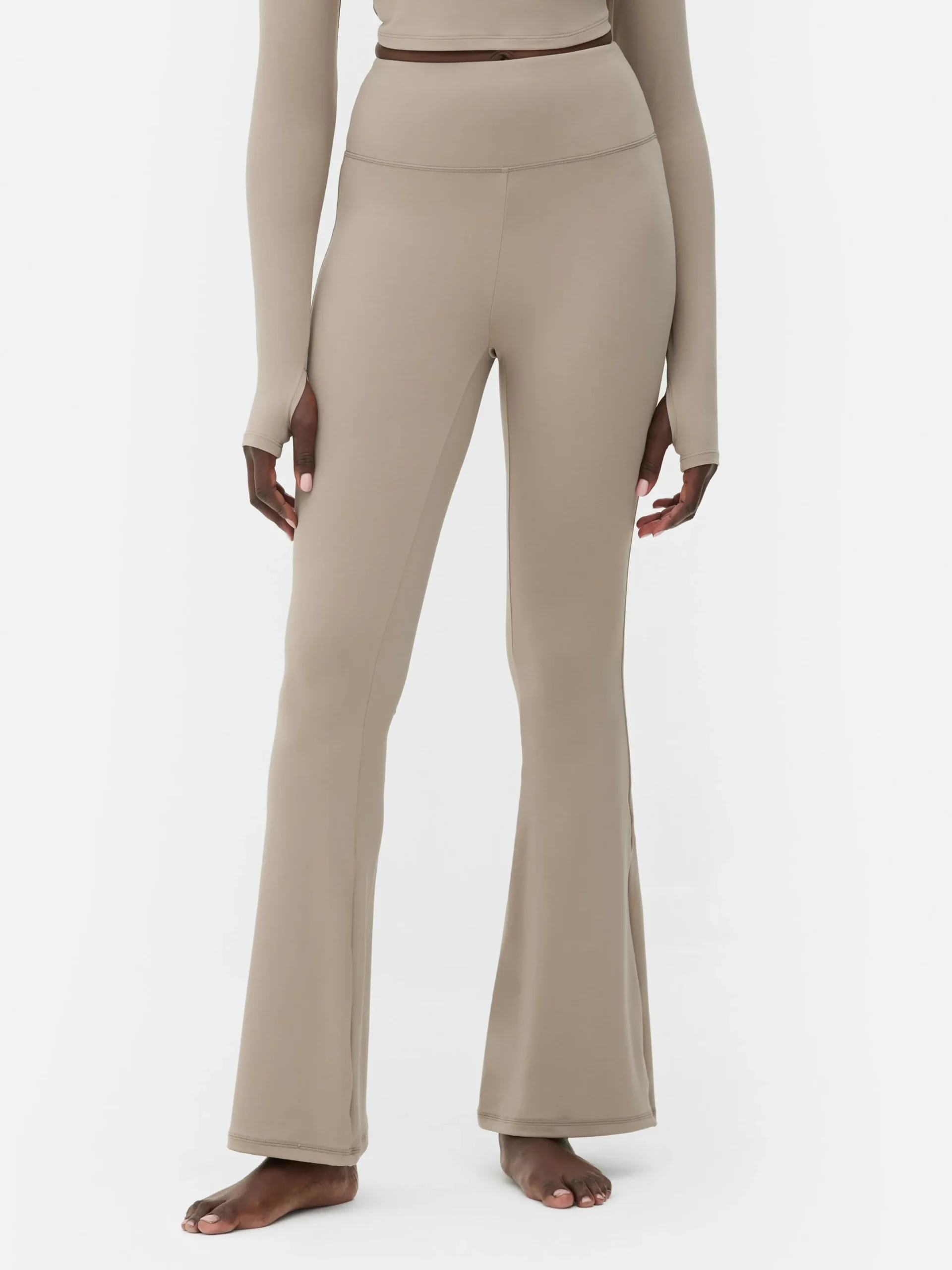 legging_vas_en_tissu_ultr_1-1.webp Legging évasé En Tissu Ultra-doux Rita Ora