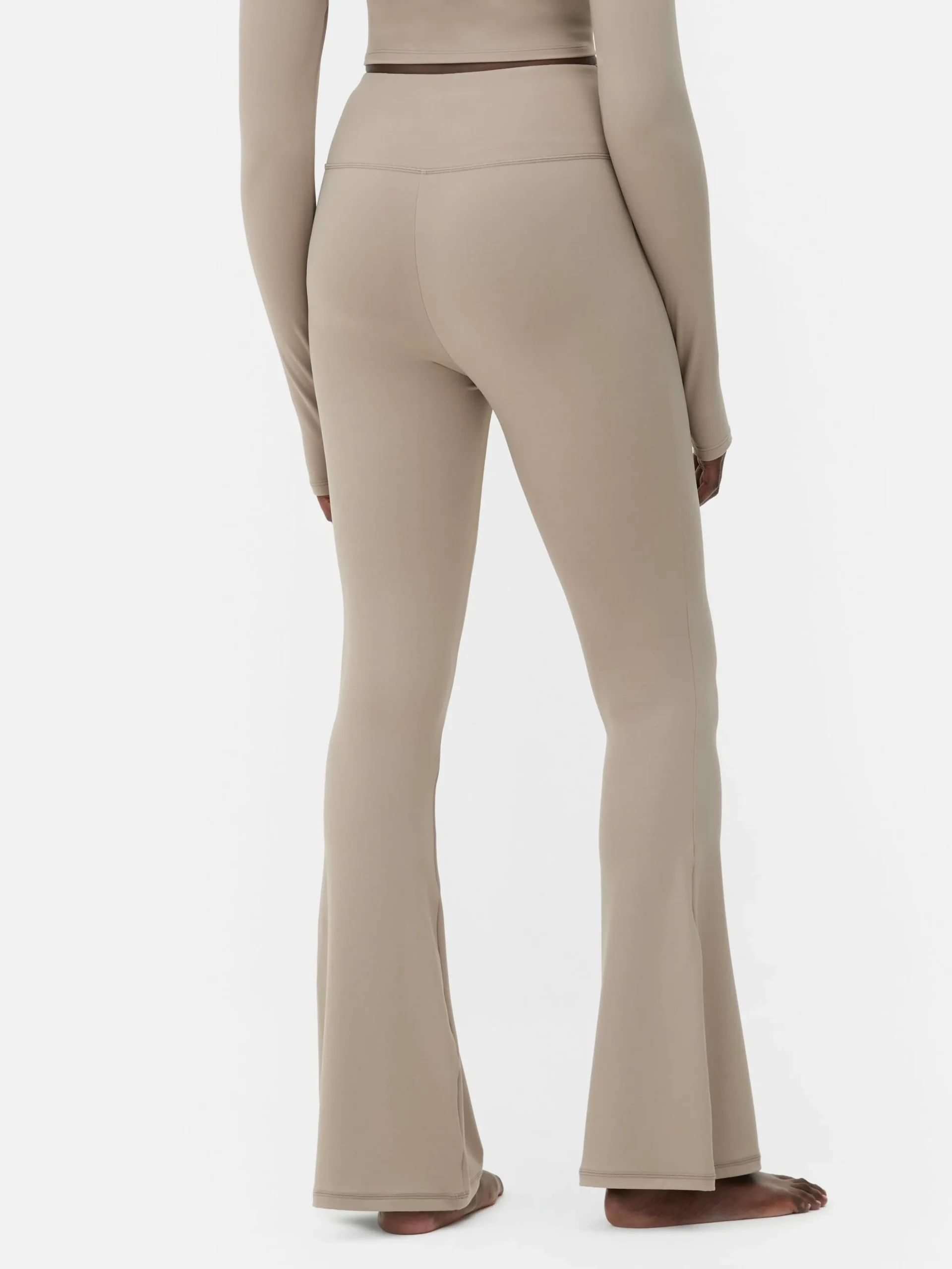 legging_vas_en_tissu_ultr_3-1.webp Legging évasé En Tissu Ultra-doux Rita Ora