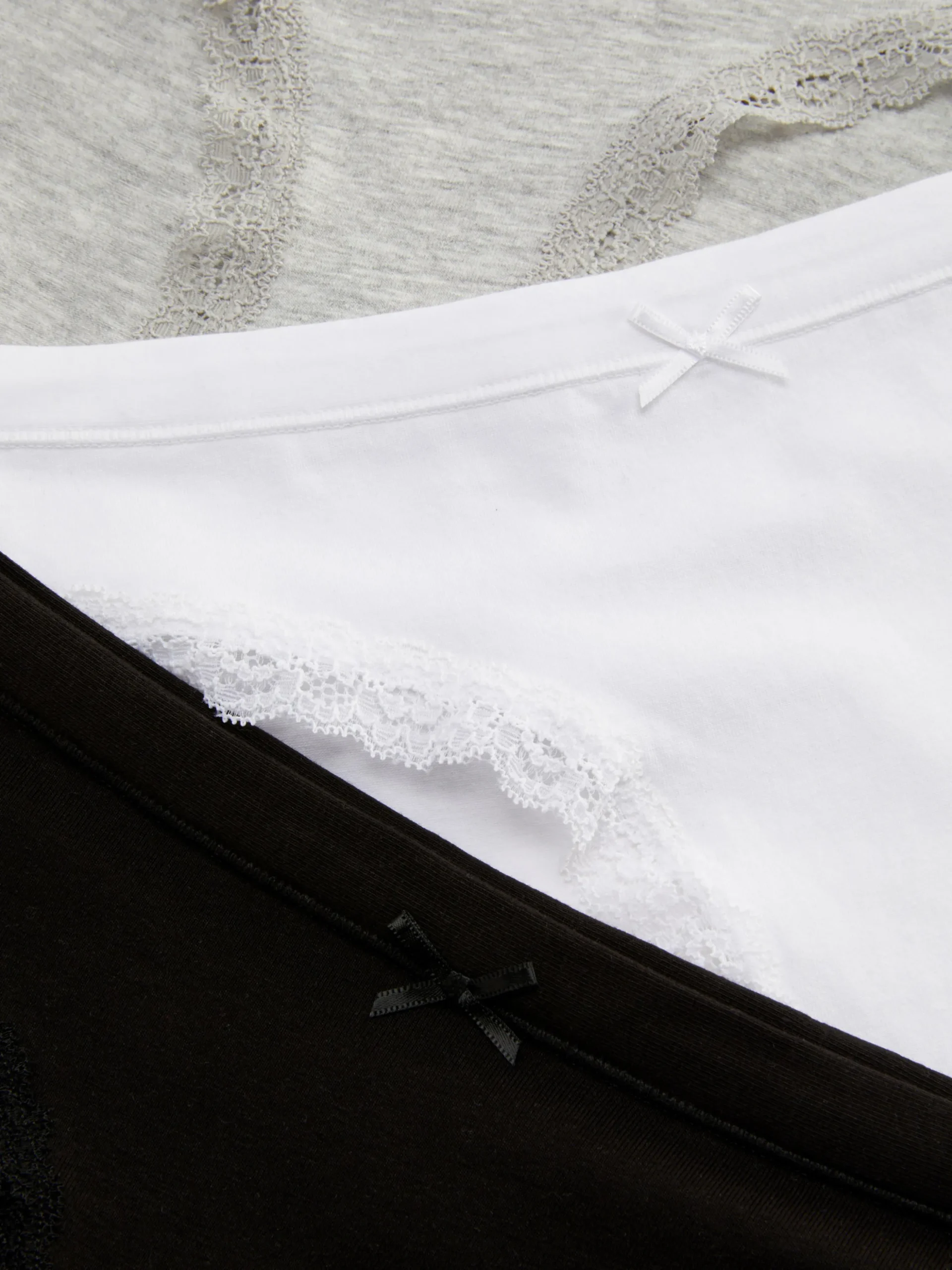 lot_de__mini_culottes_ave_1.webp Lot De 3 Mini Culottes Avec Finitions En Dentelle