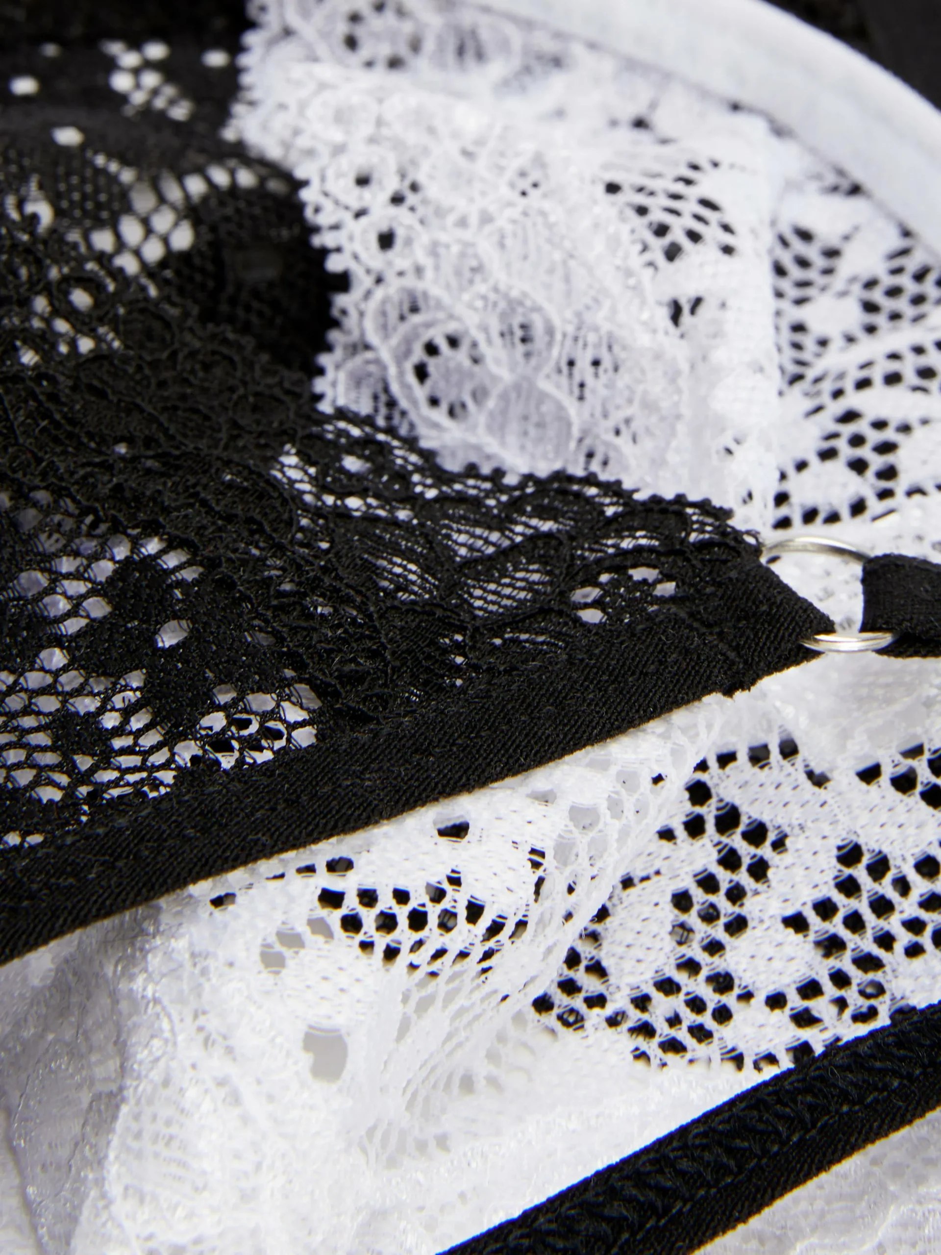 lot_de__strings_en_dentel_1-2.webp Lot De 3 Strings En Dentelle Essential