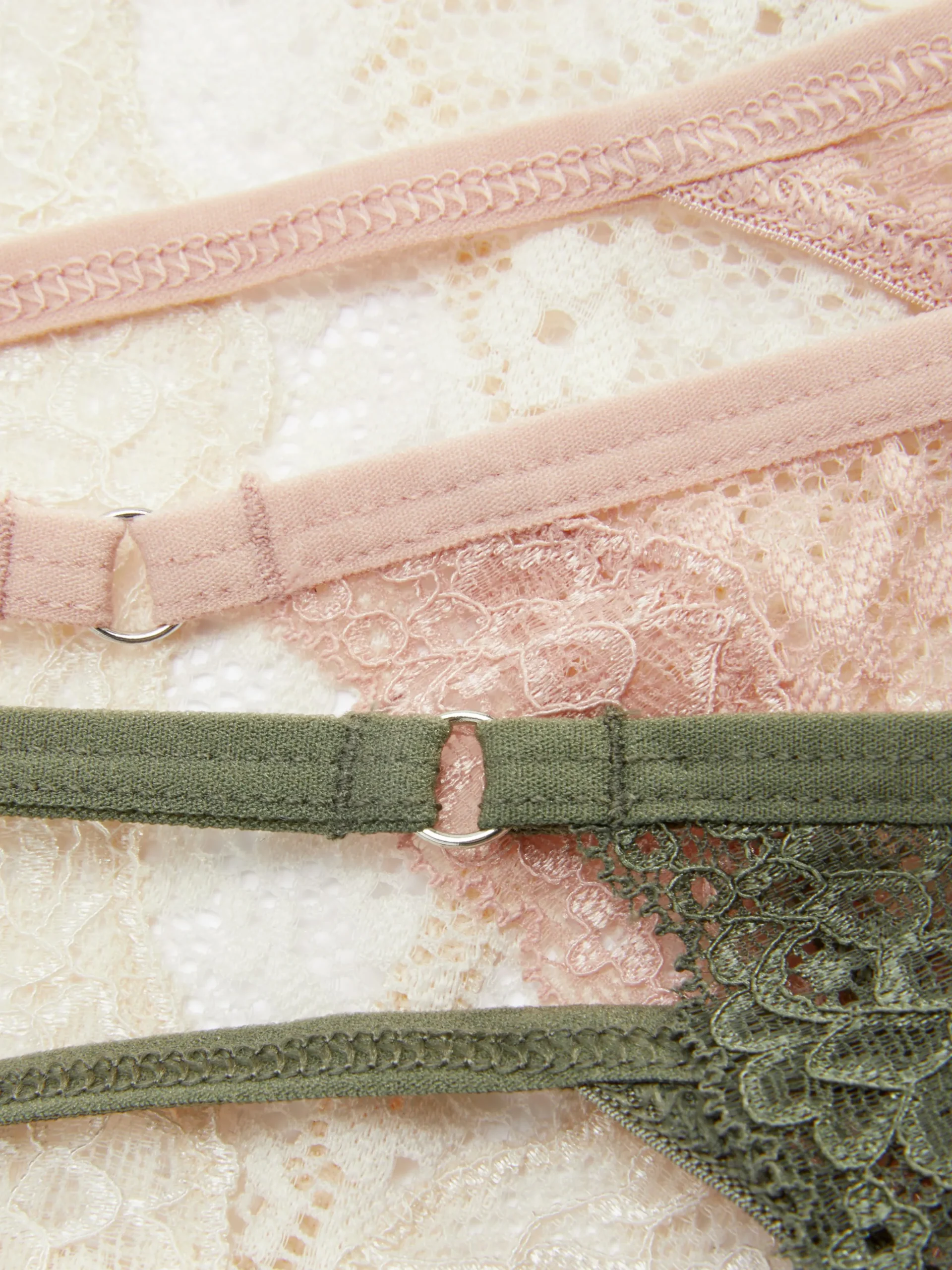 lot_de__strings_en_dentel_1.webp Lot De 3 Strings En Dentelle