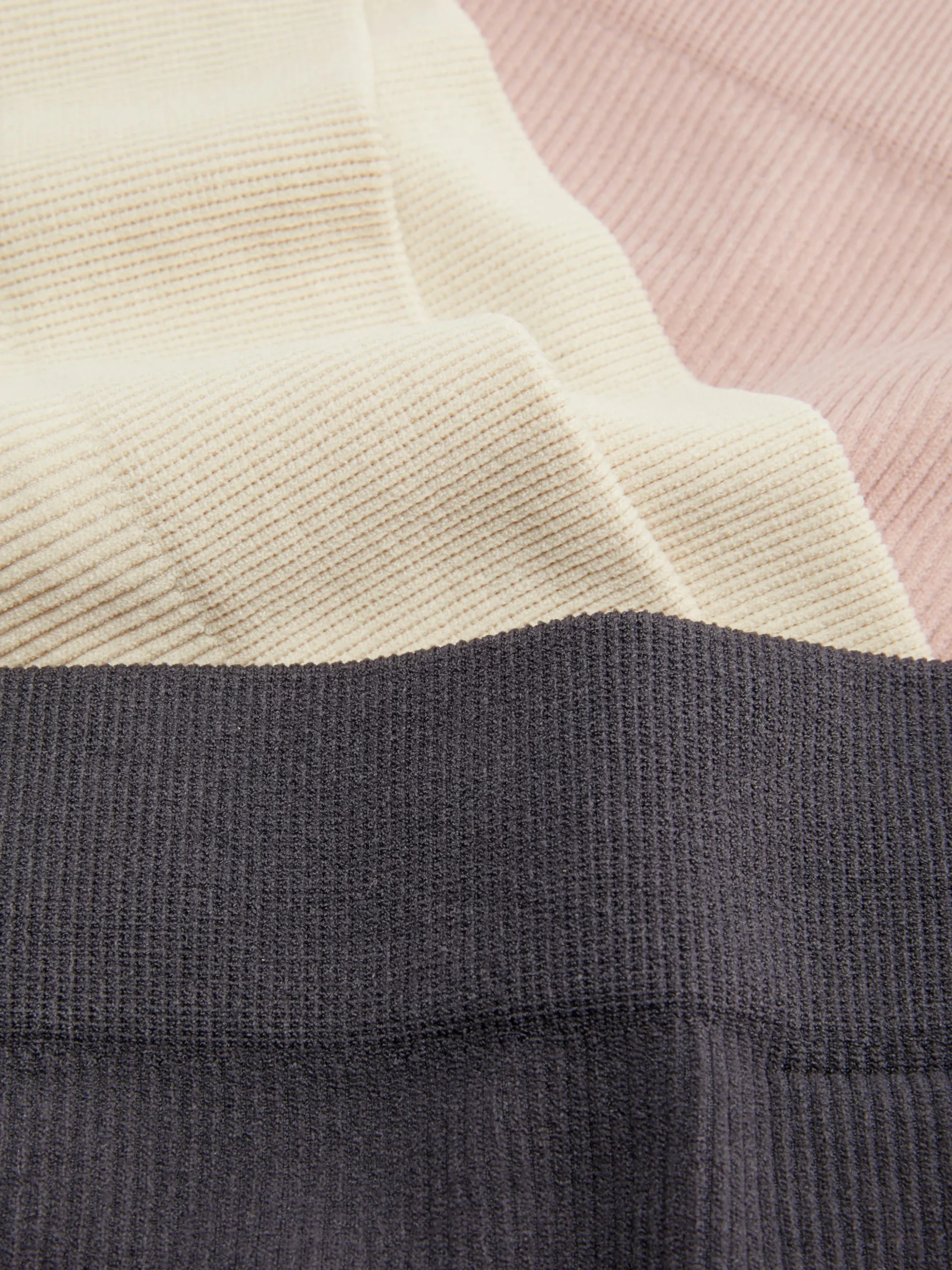 lot_de__strings_sans_cout_1-5.webp Lot De 3 Strings Sans Couture Ton Sur Ton