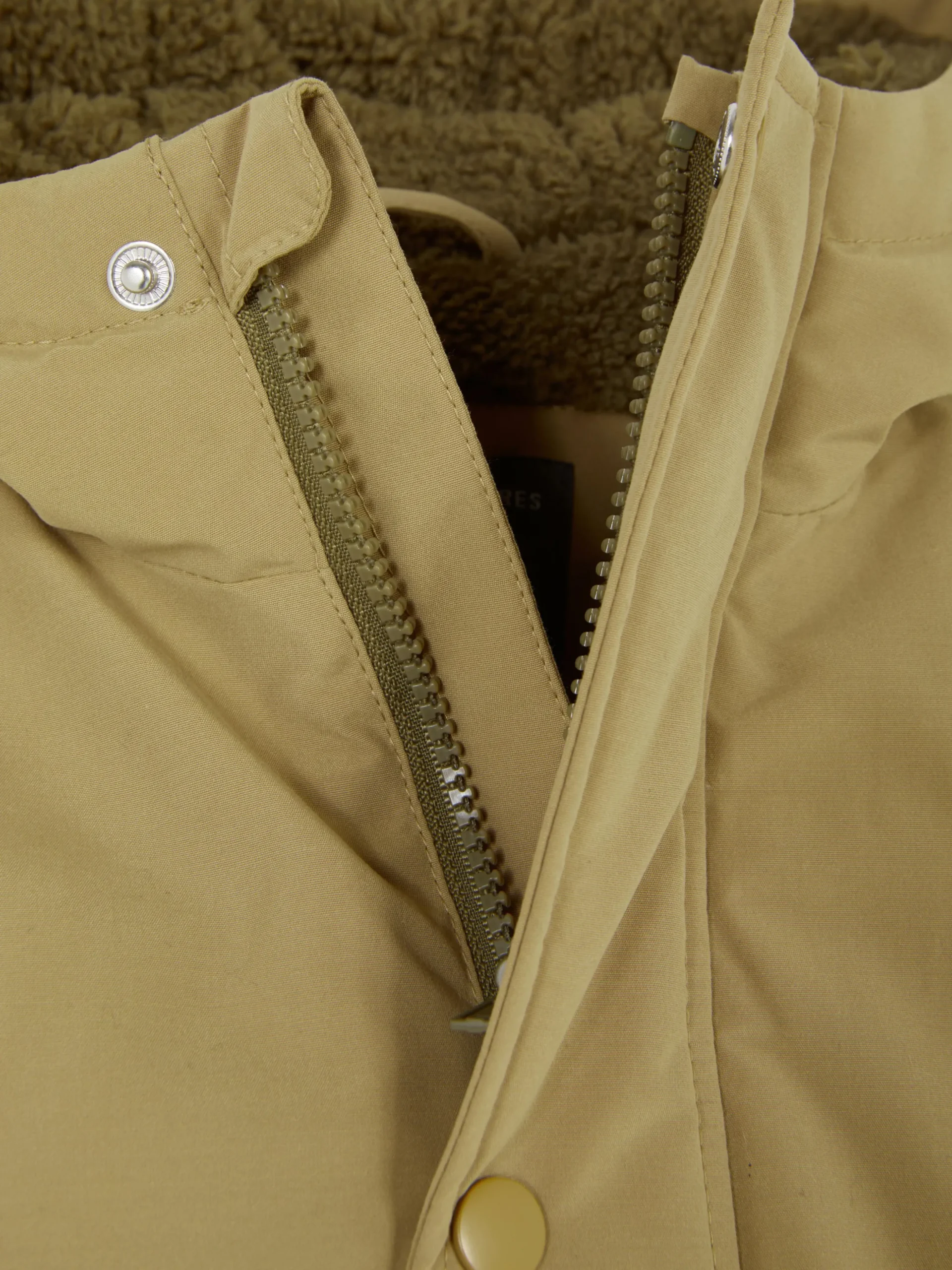 manteau_doubl_et_duveteux_4.webp Manteau Doublé Et Duveteux à Boutons